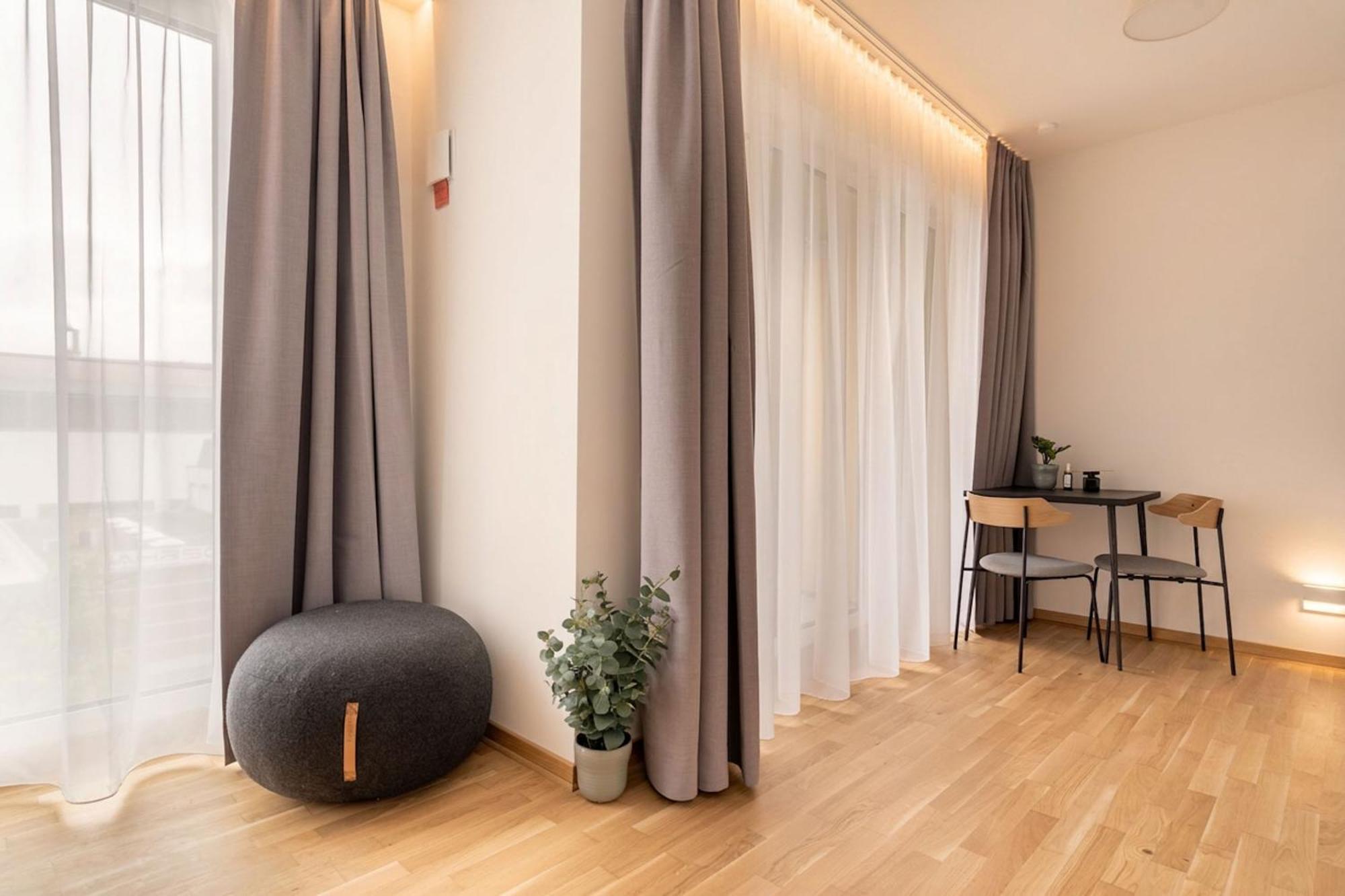 Suite M loggia street view