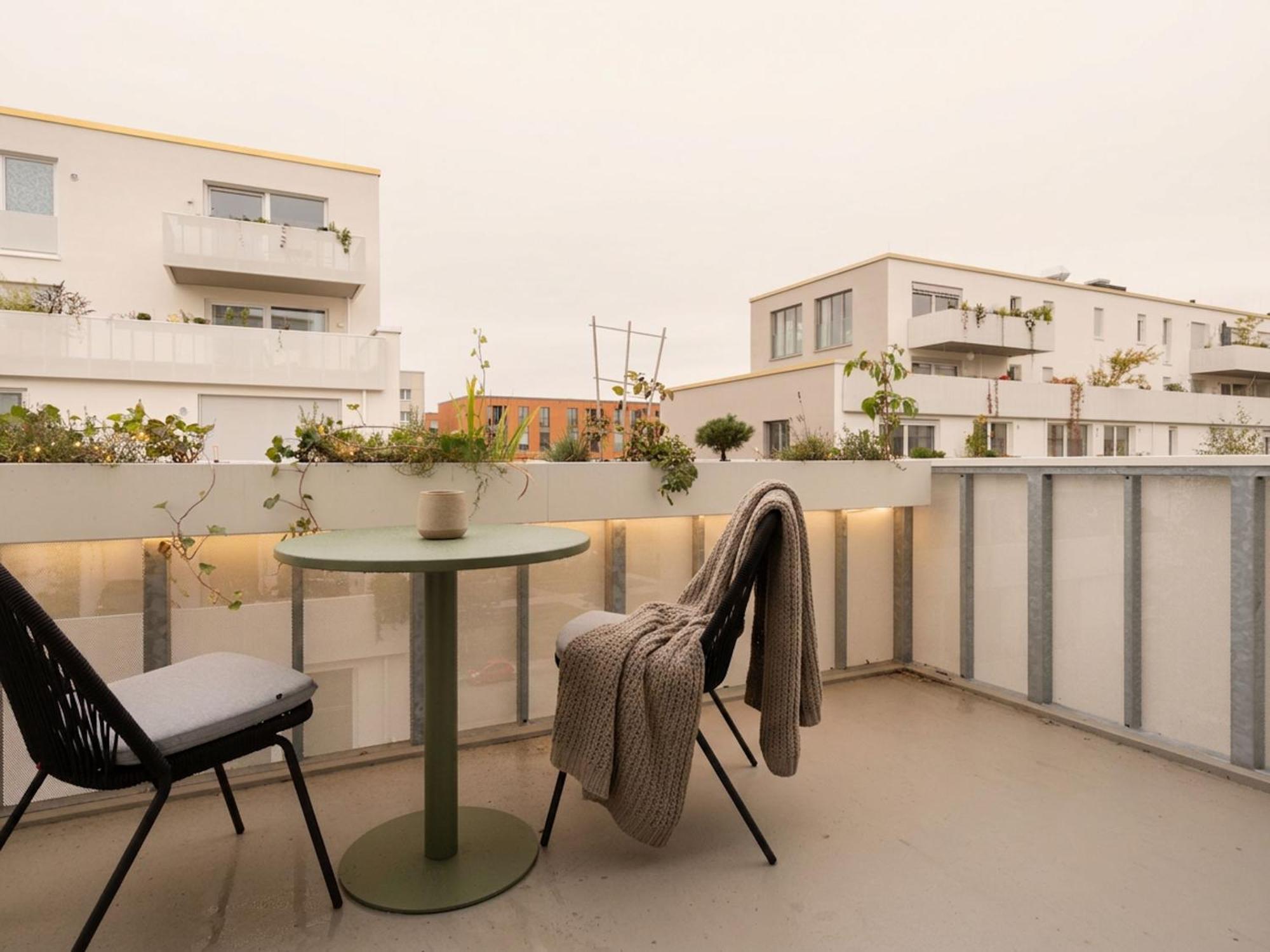 Suite XL balcony courtyard view