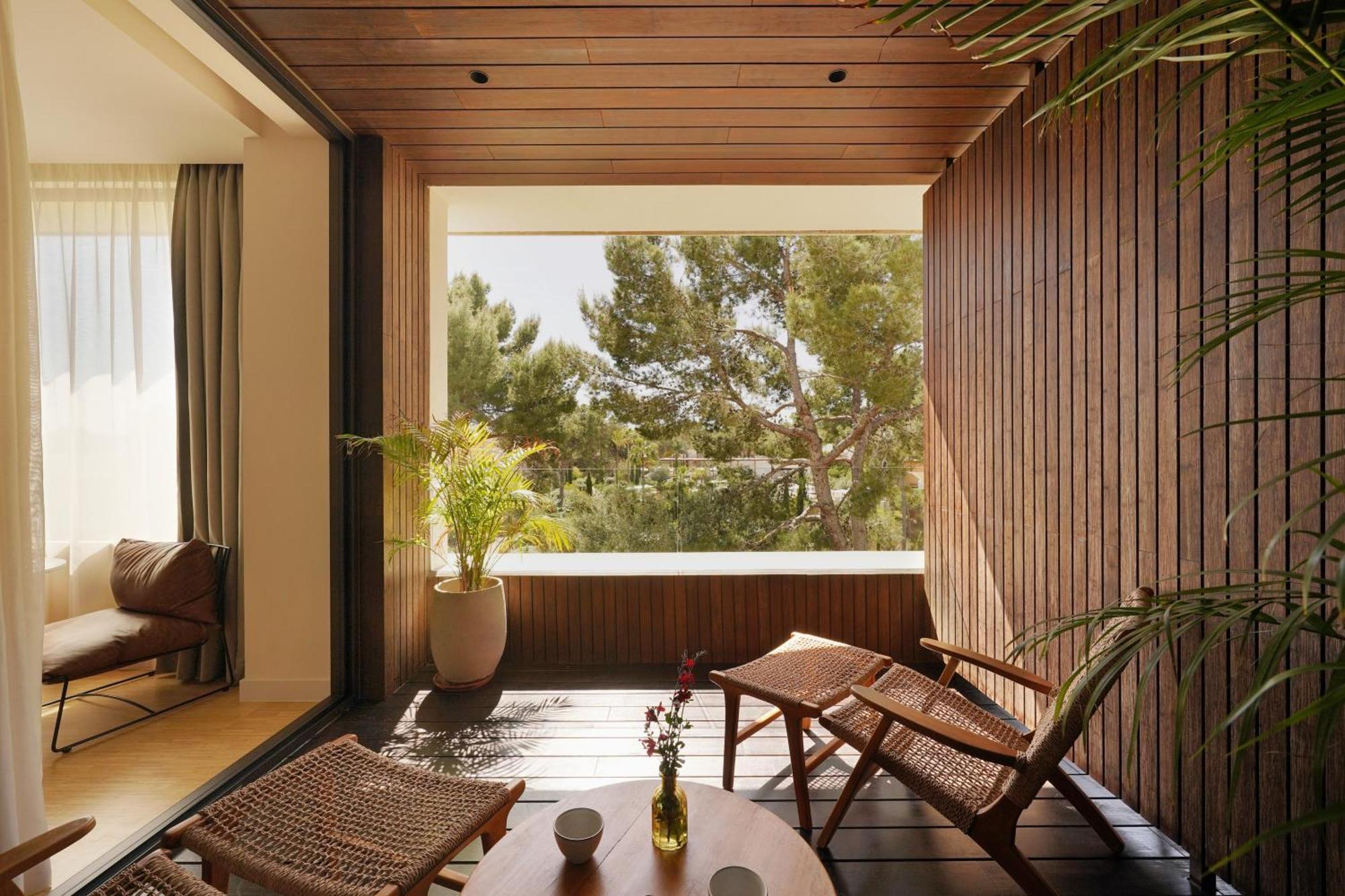 King Room Balcony Garden View