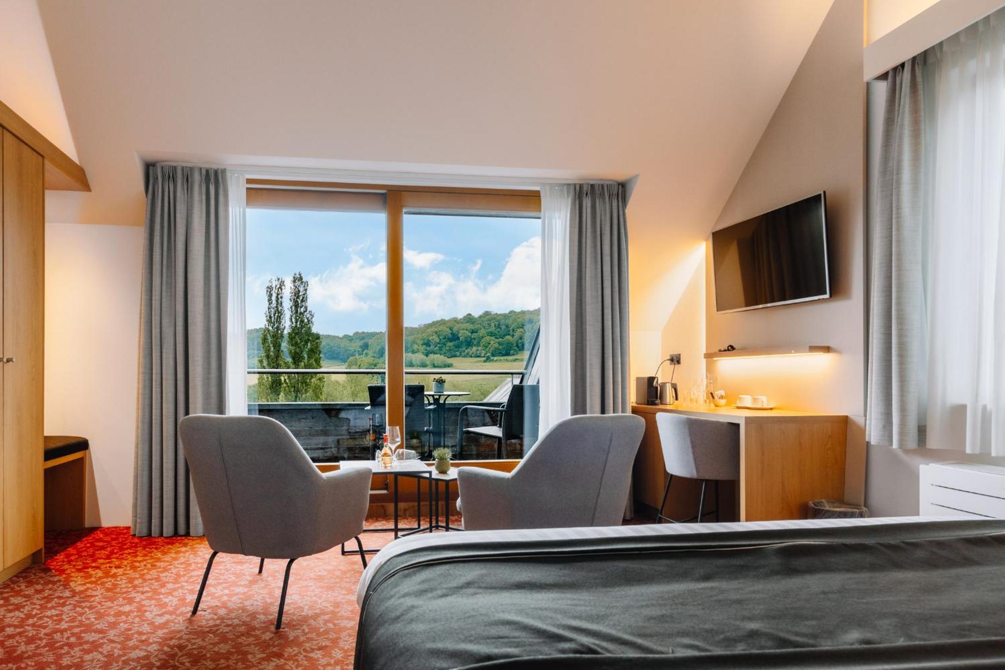 Queen Room Garden View