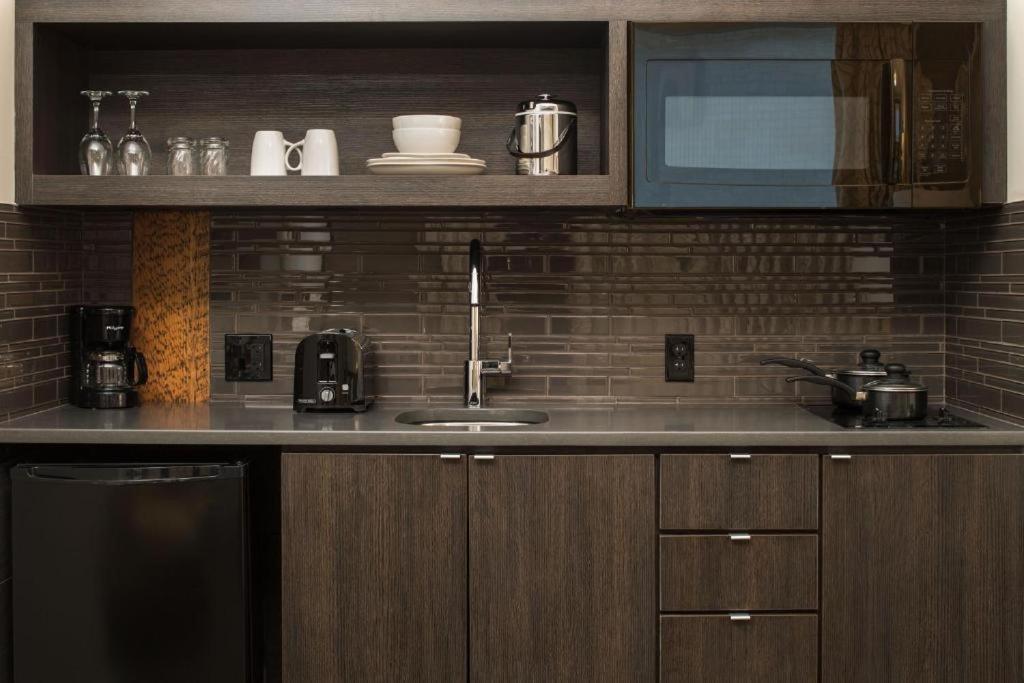 Deluxe King Room Kitchen