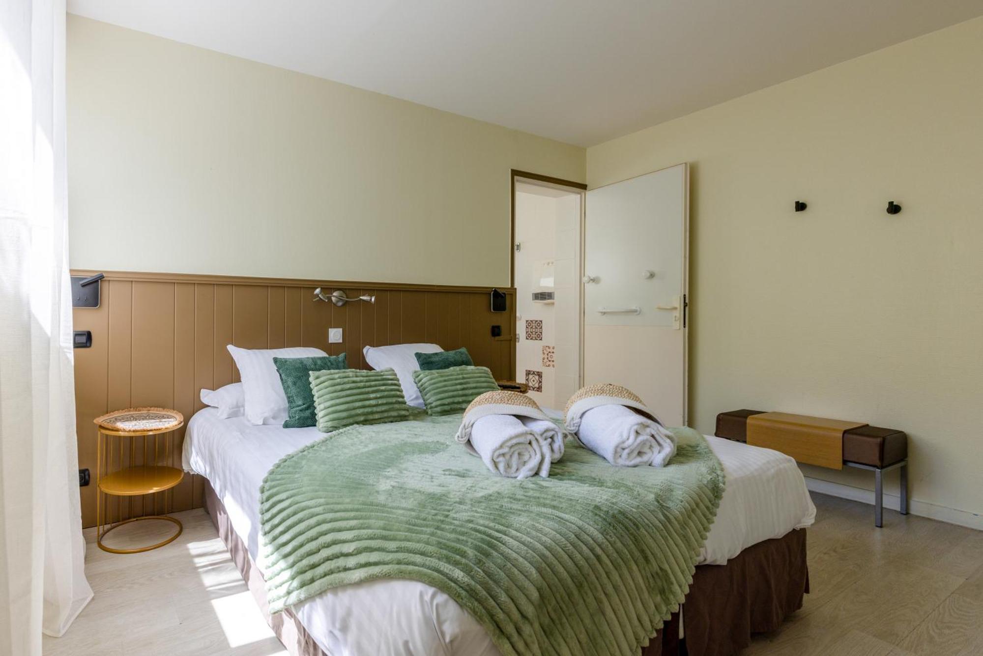 Chambre Lits Jumeaux avec Vue sur le Jardin - Accessible aux Personnes à Mobilité Réduite
