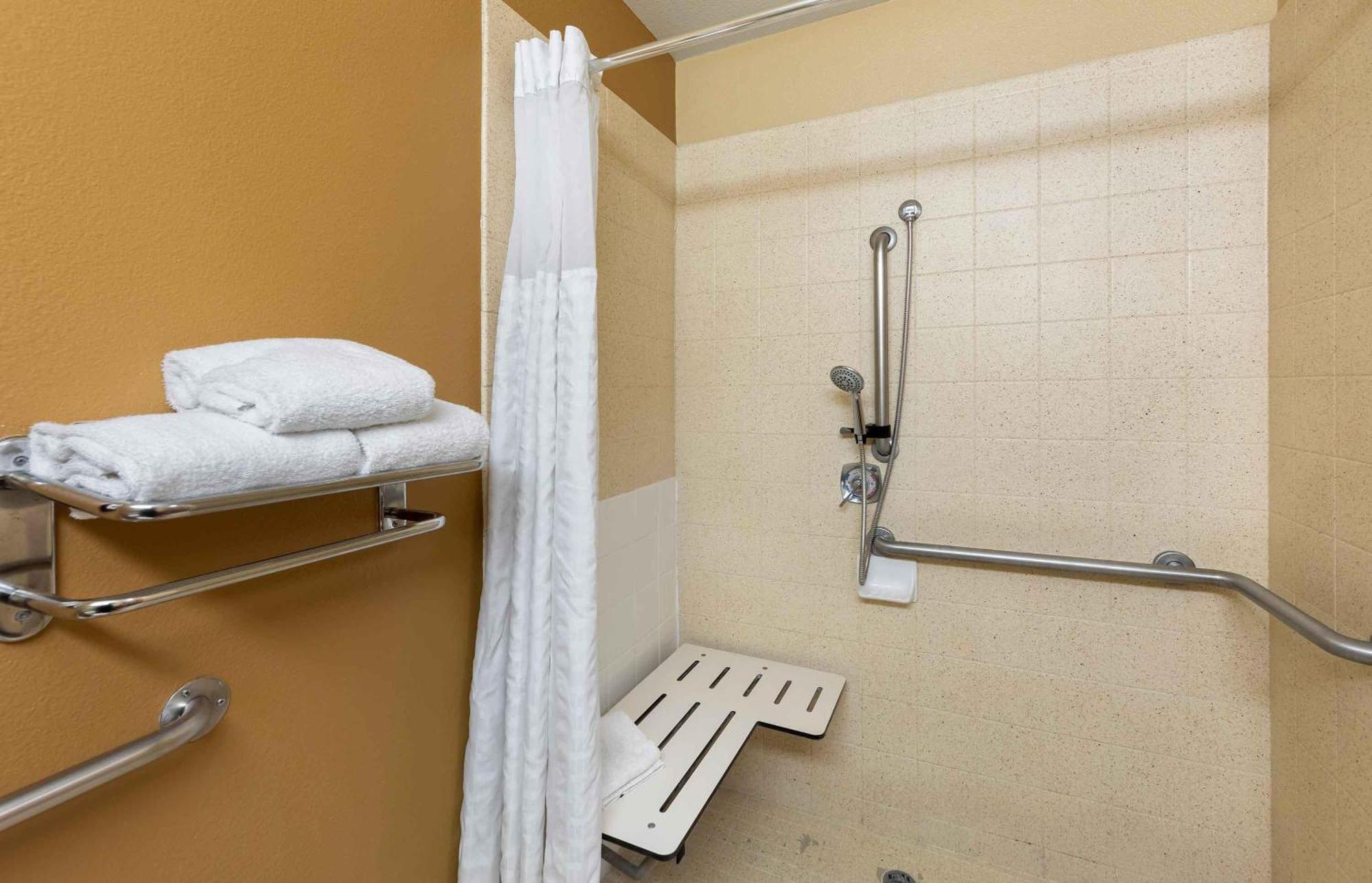 Queen studio 1 Queen Bed Disability Access or Non-Smoking