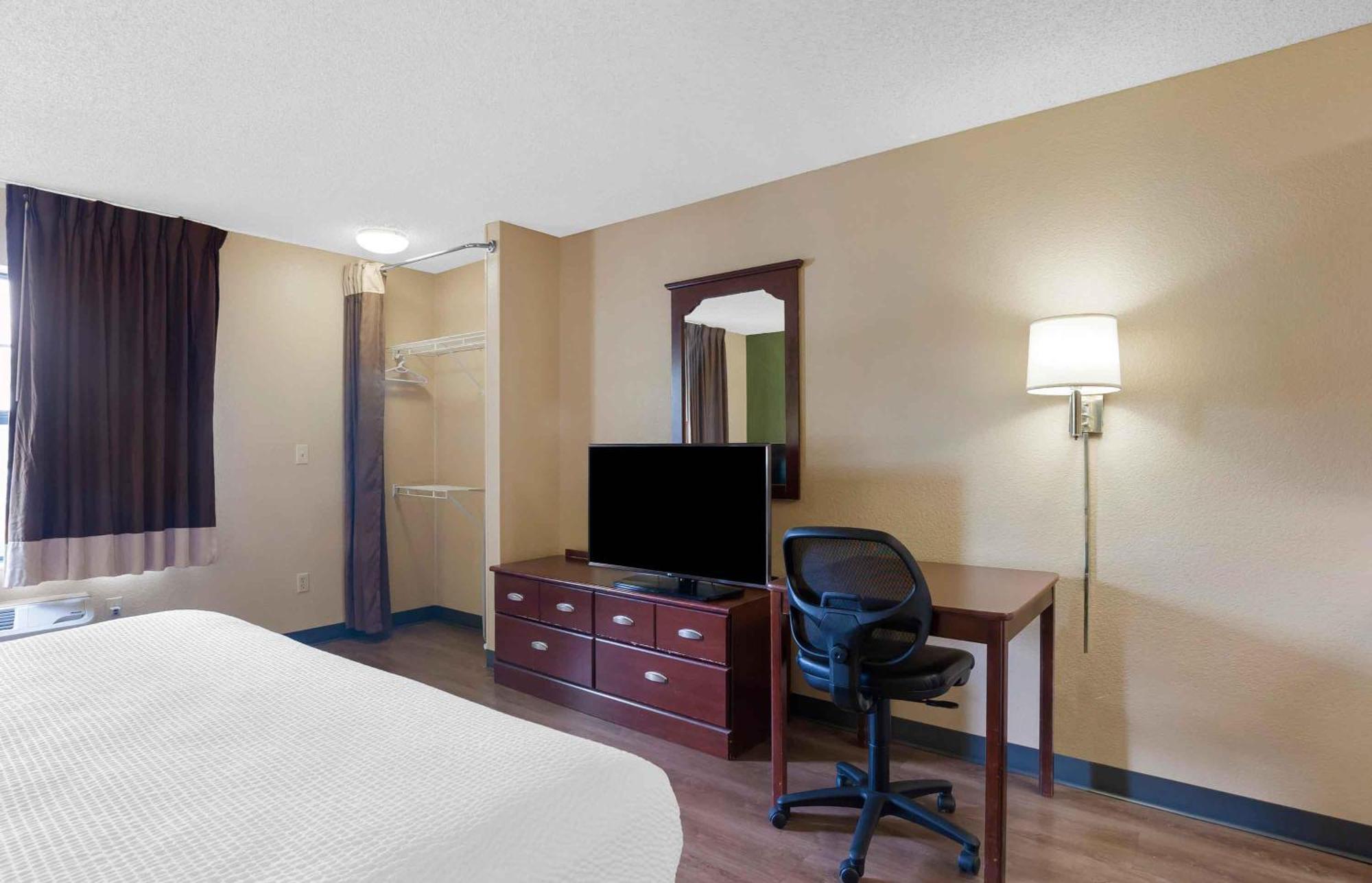 Deluxe Studio 1 King Bed Non-Smoking