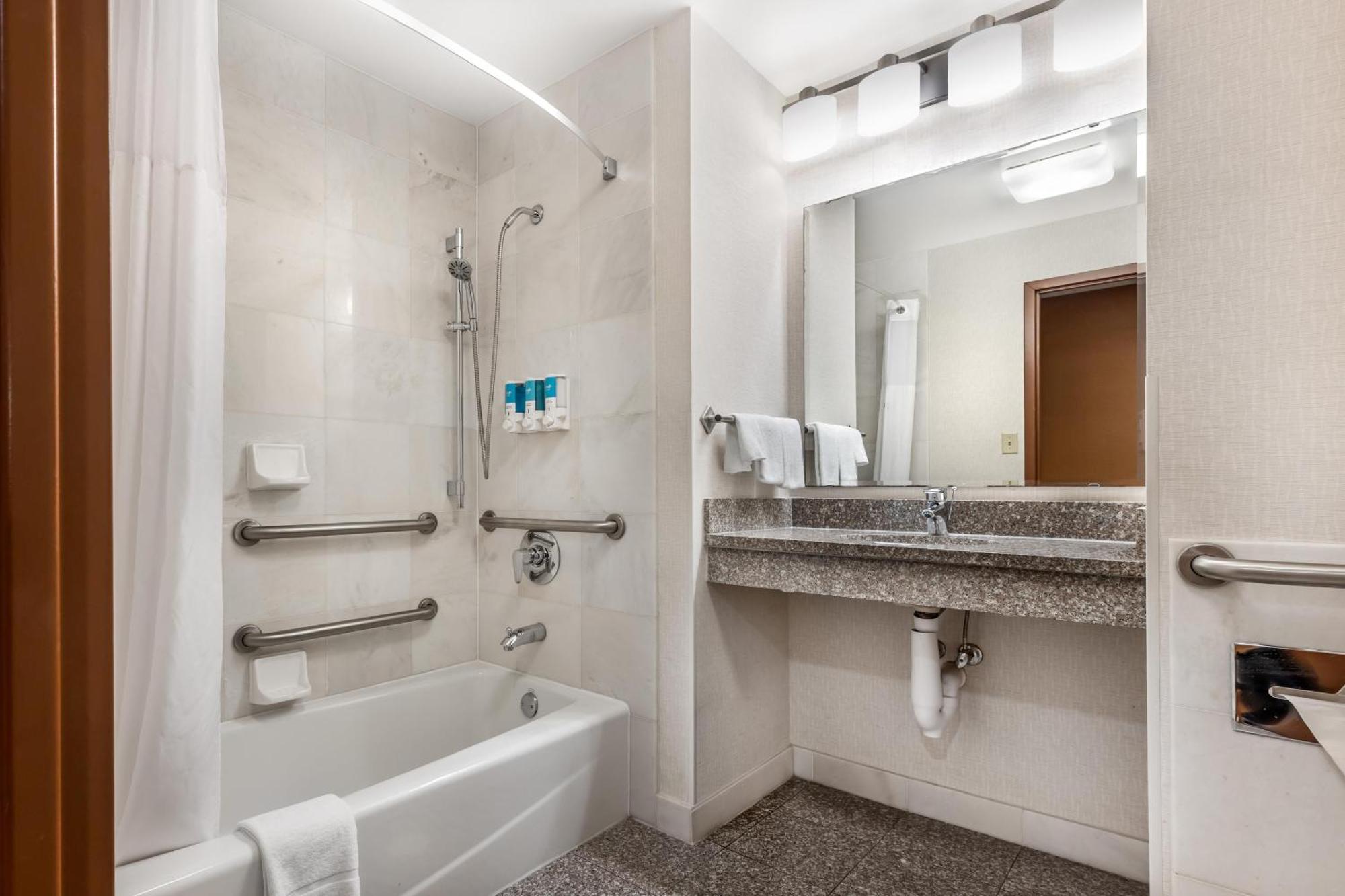 Deluxe Queen Room with Two Queen Beds - Accessible, Tub