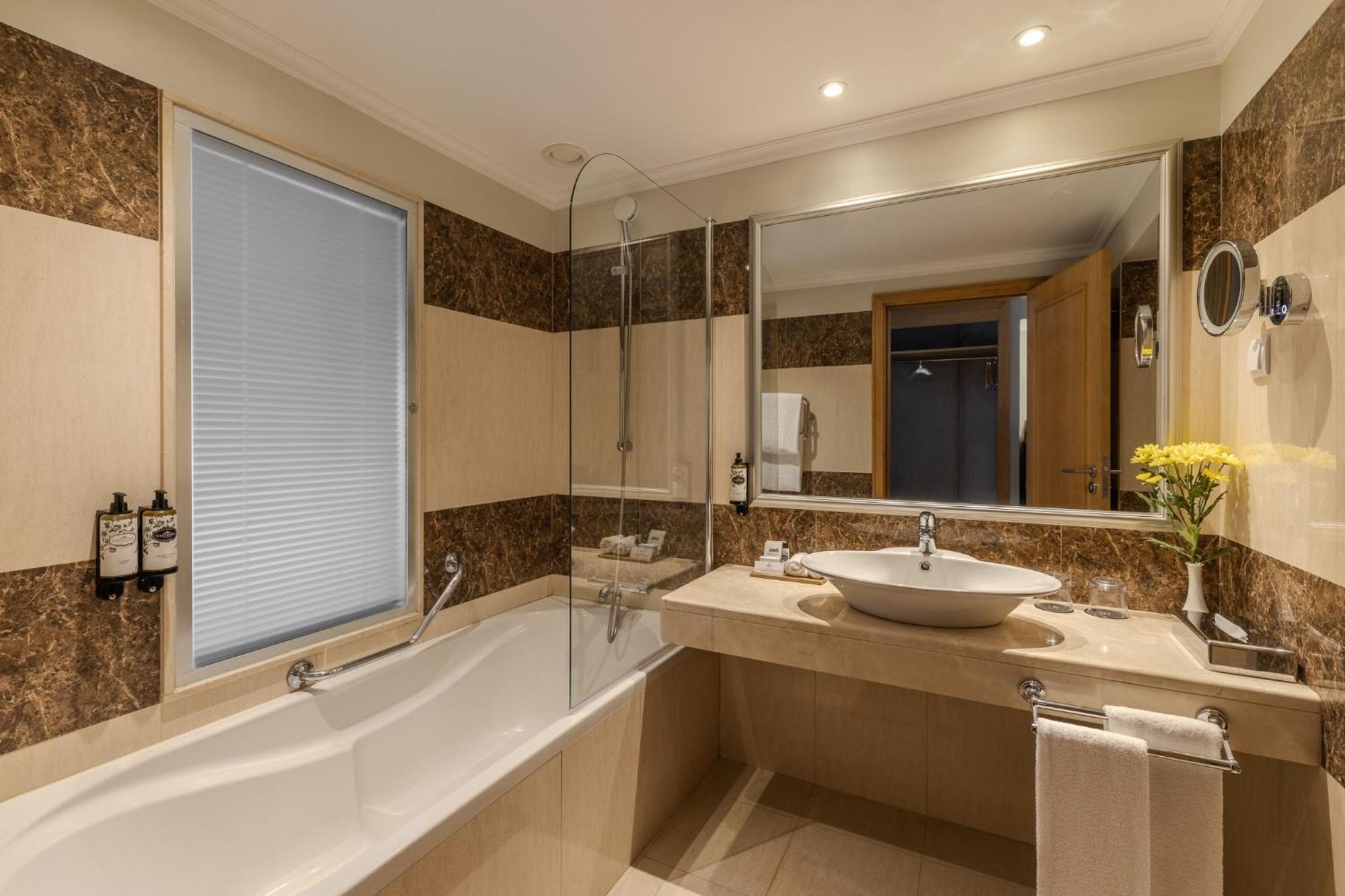 Classic Twin Room City View