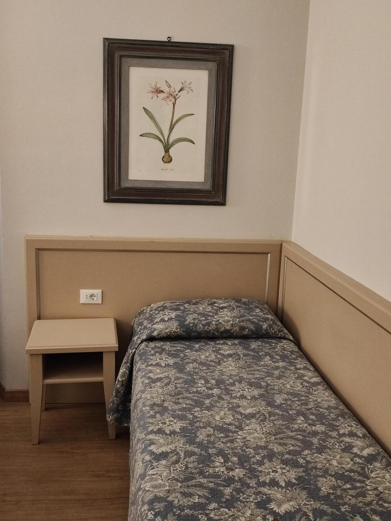 Single Room Private External Bathroom