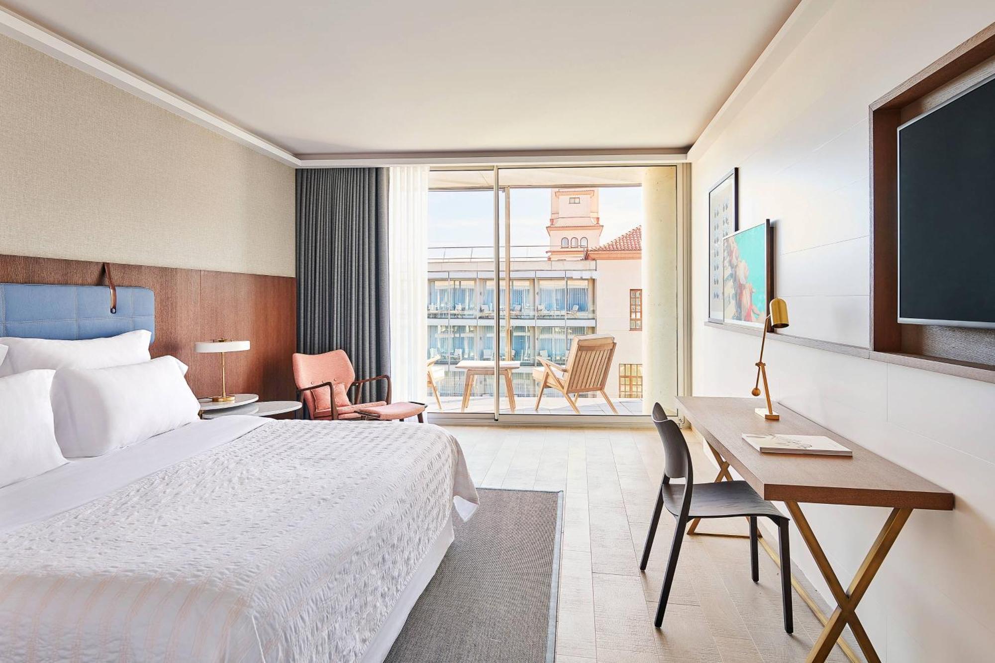Habitación Contemporánea Superior con cama extragrande y vistas parciales al mar