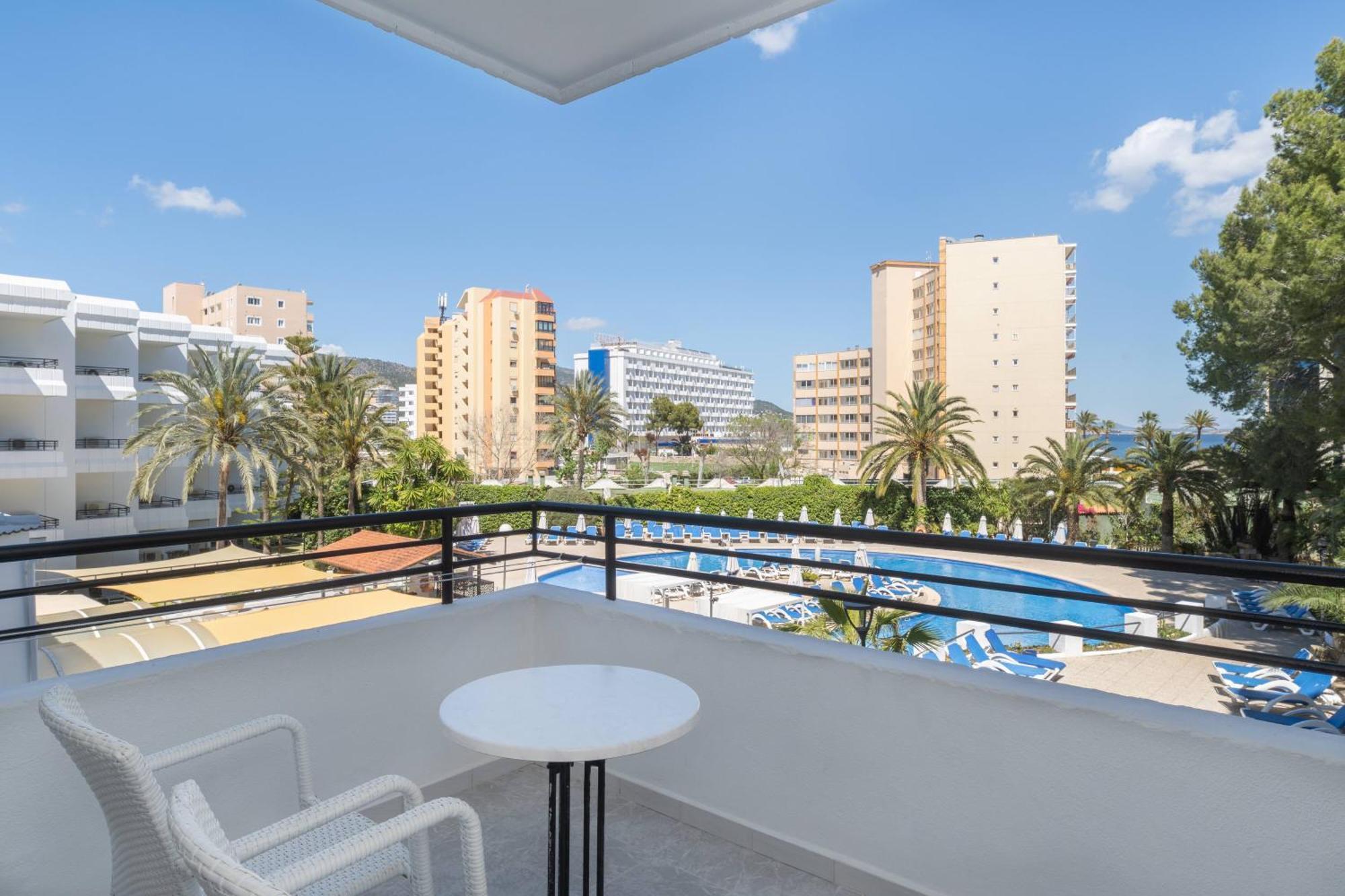 Superior Studio pool view