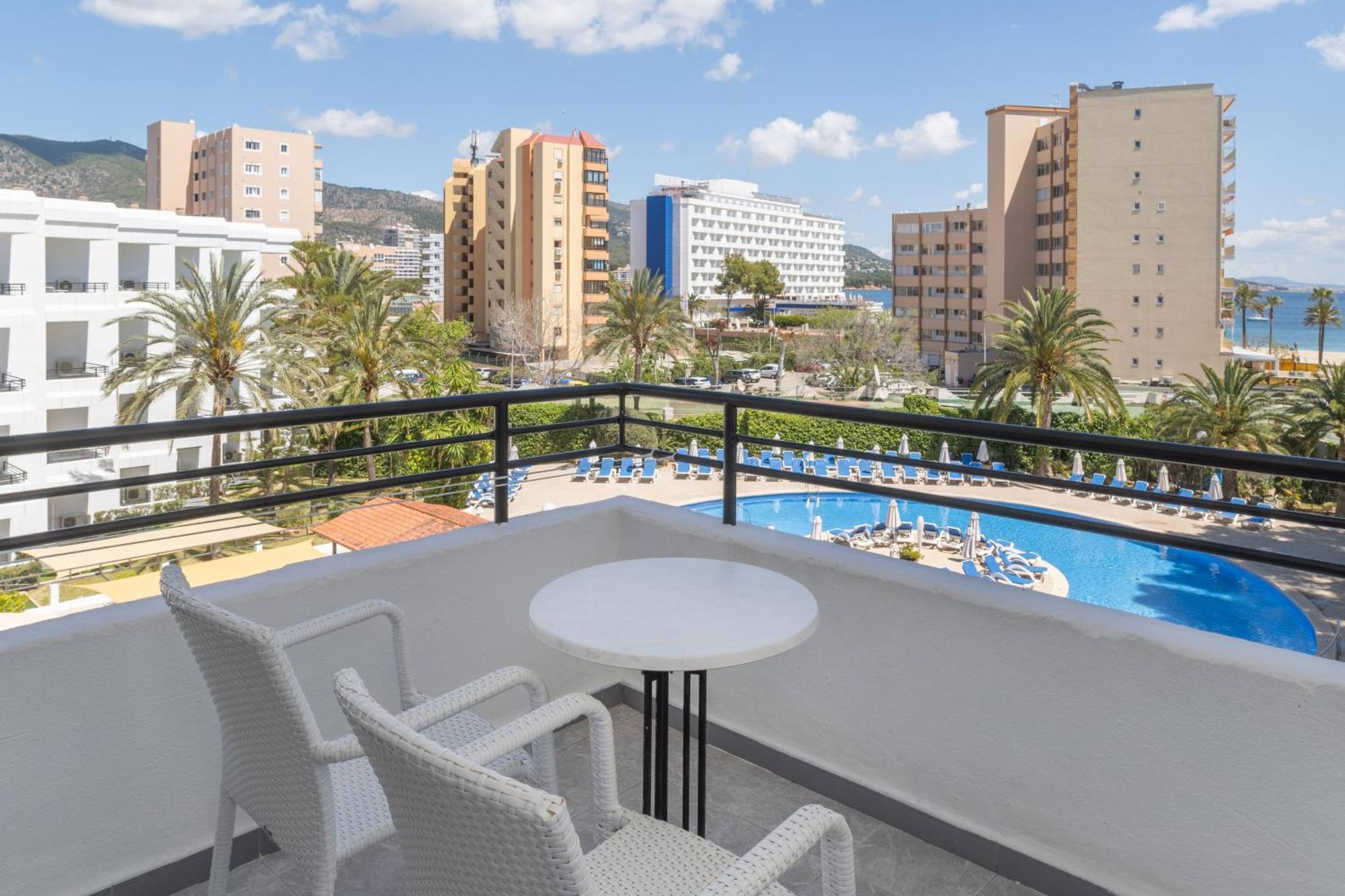Deluxe Studio Pool View