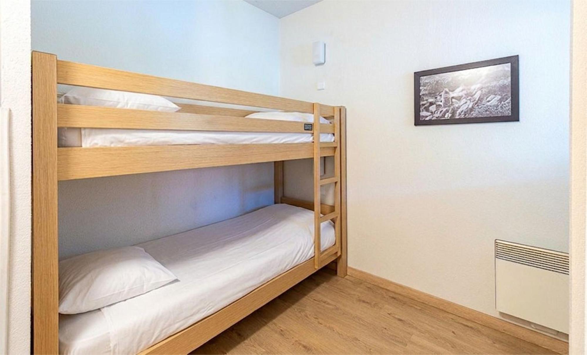 One-Bedroom Apartment Cabin