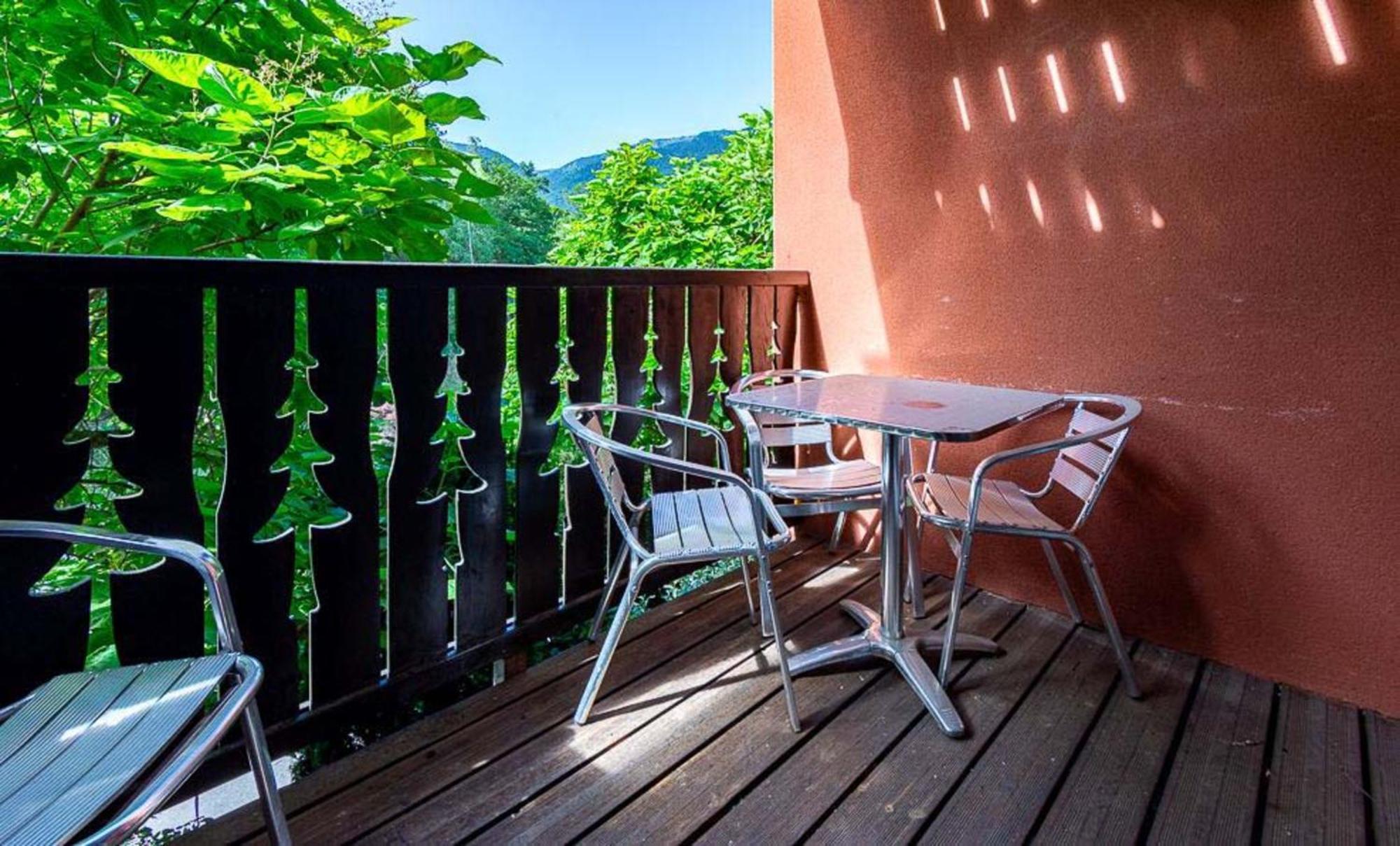 One-Bedroom Apartment Cabin