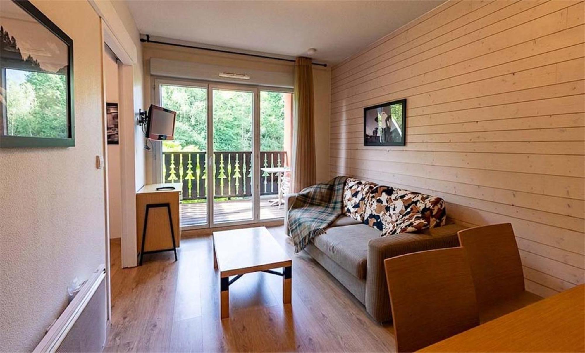 One-Bedroom Apartment Cabin