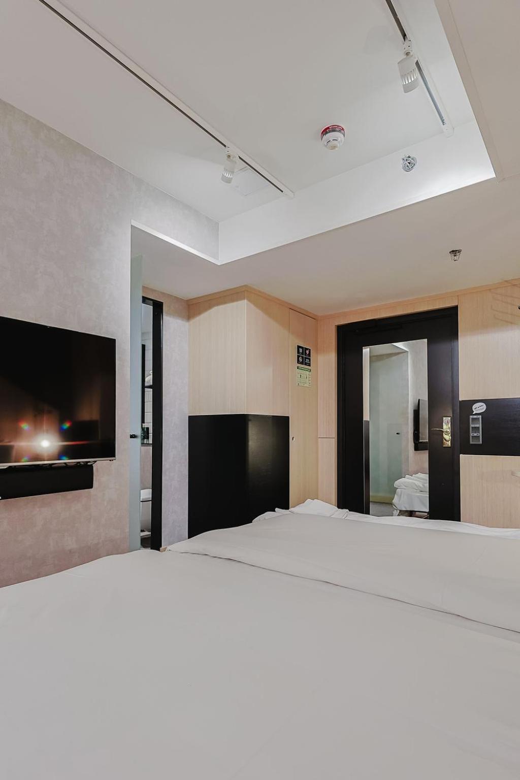 Queen Room without Window
