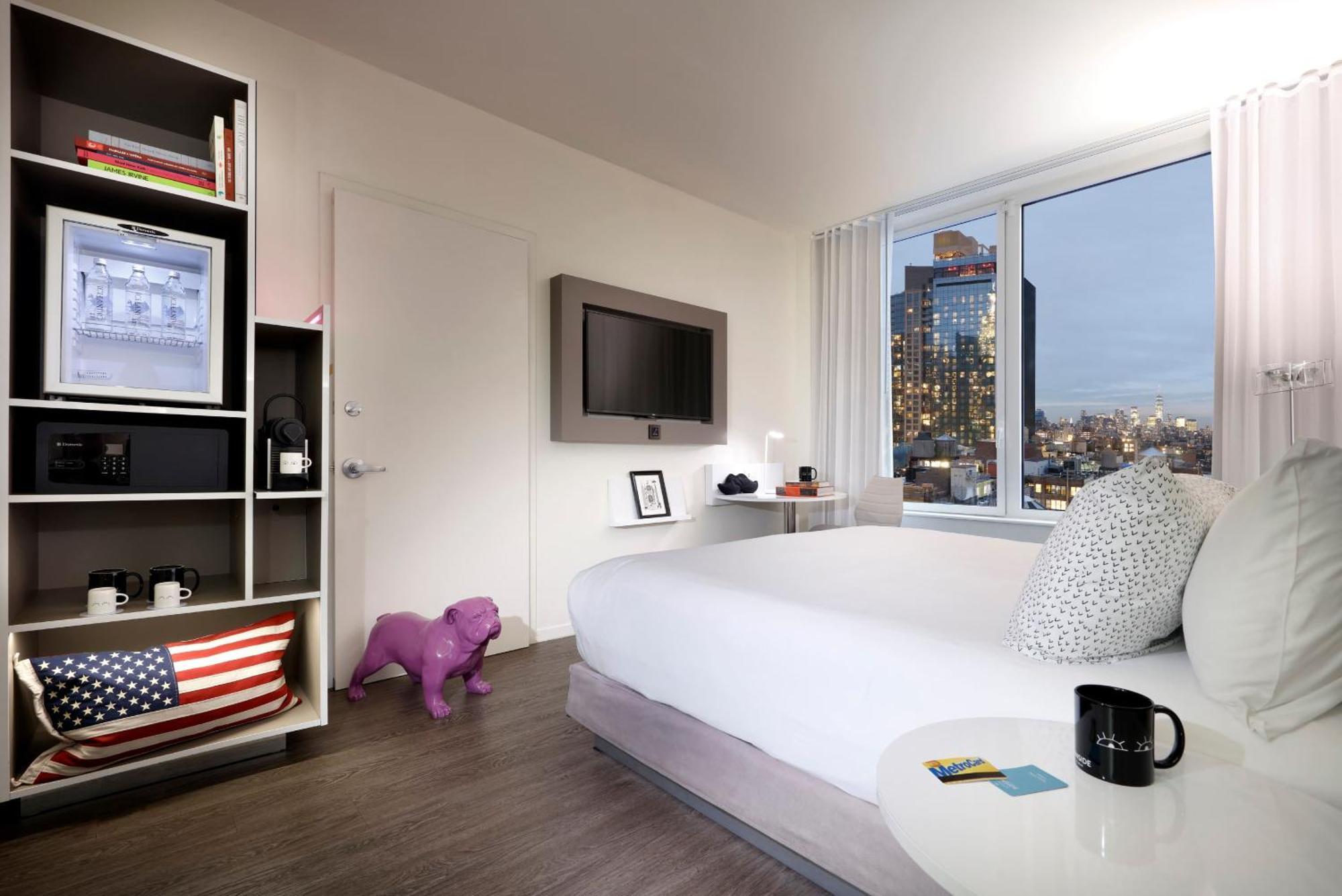 Zimmer The INNSiDE mit Kingsize-Bett und Stadtblick