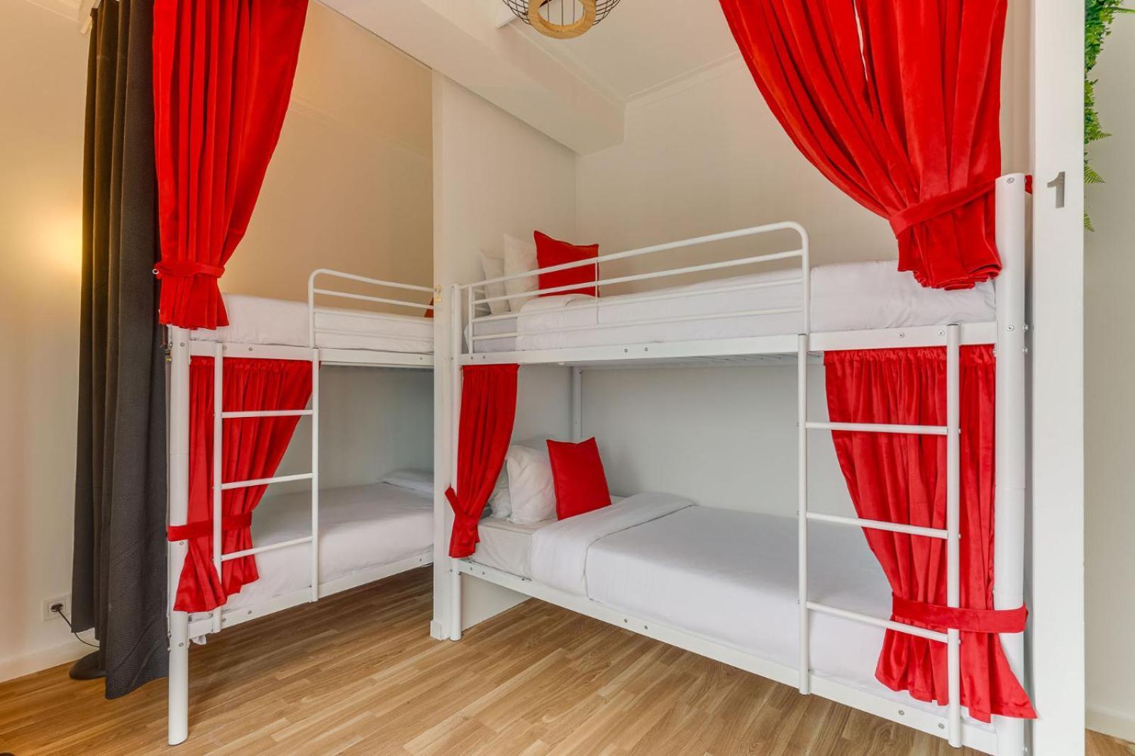Cama em Dormitório Misto com 6 Camas
