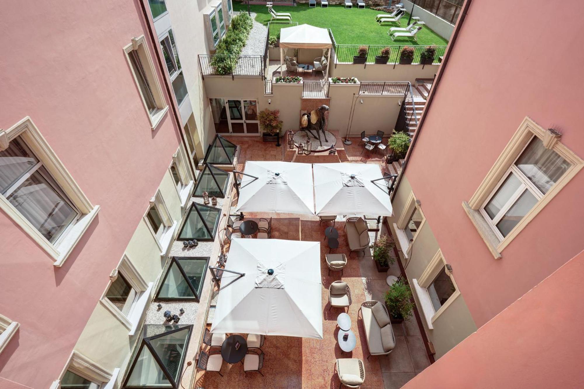 Standard King Room Courtyard View