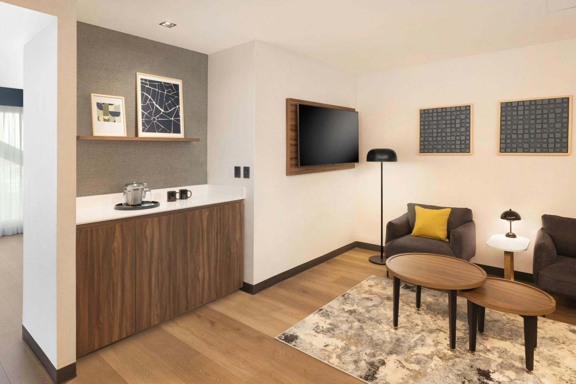 Classic Suite 1 Bedroom Suite 1 King Sofa bed City view