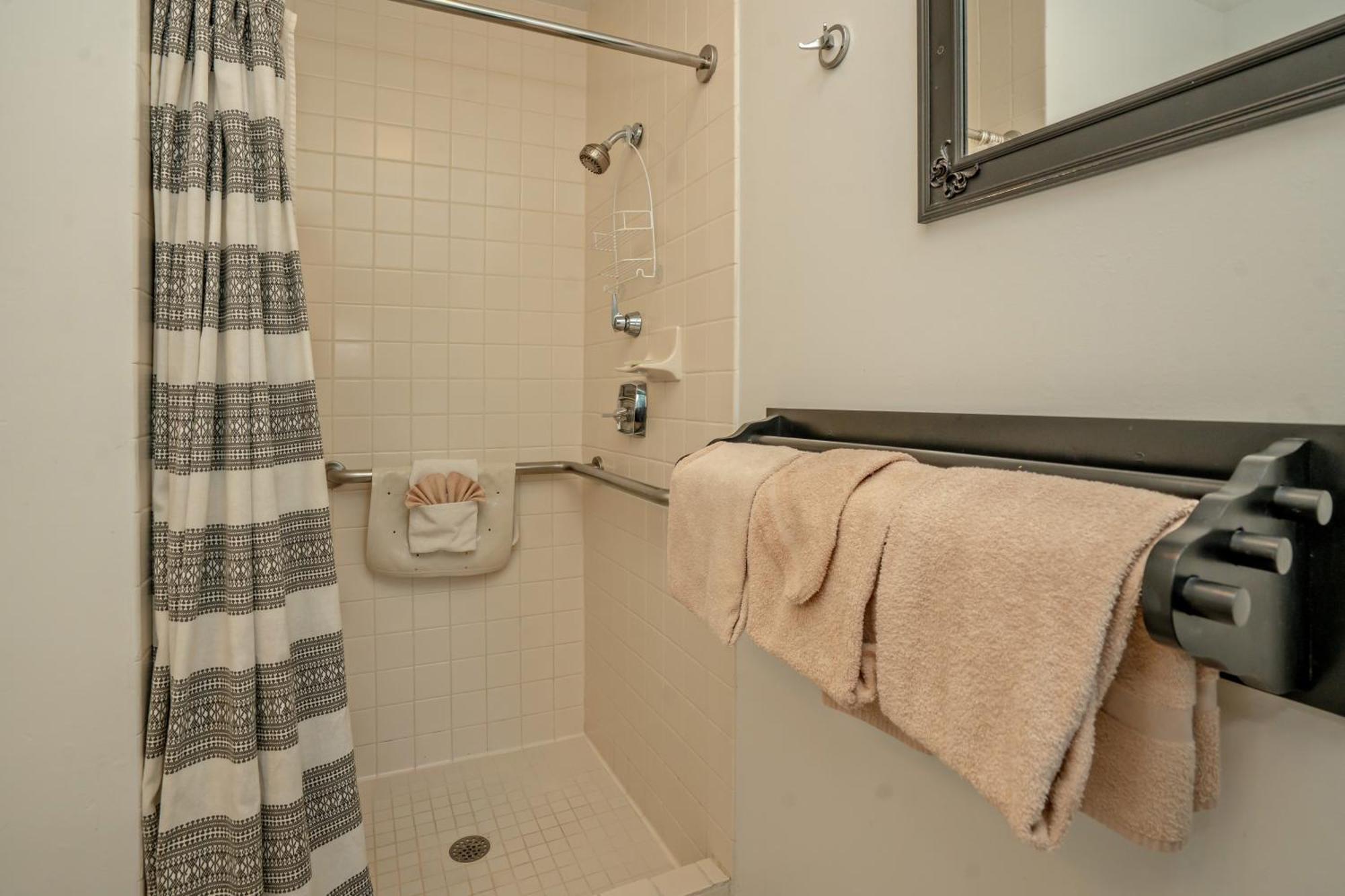 Laurel Inn 206