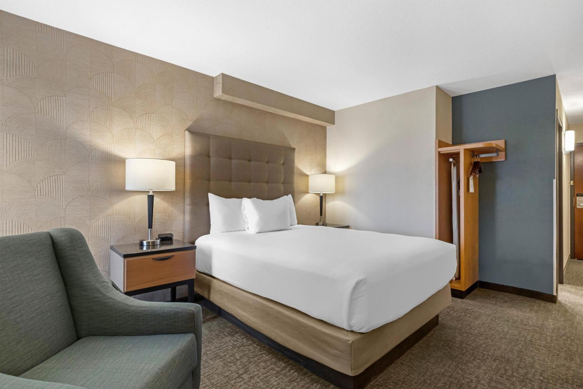 Deluxe Queen Room
