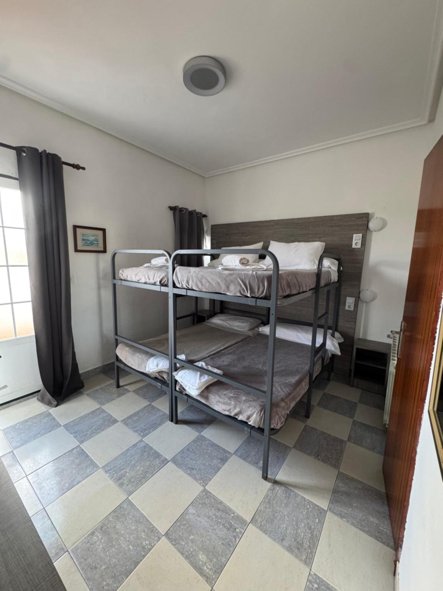 4 camas en habitación compartida privada