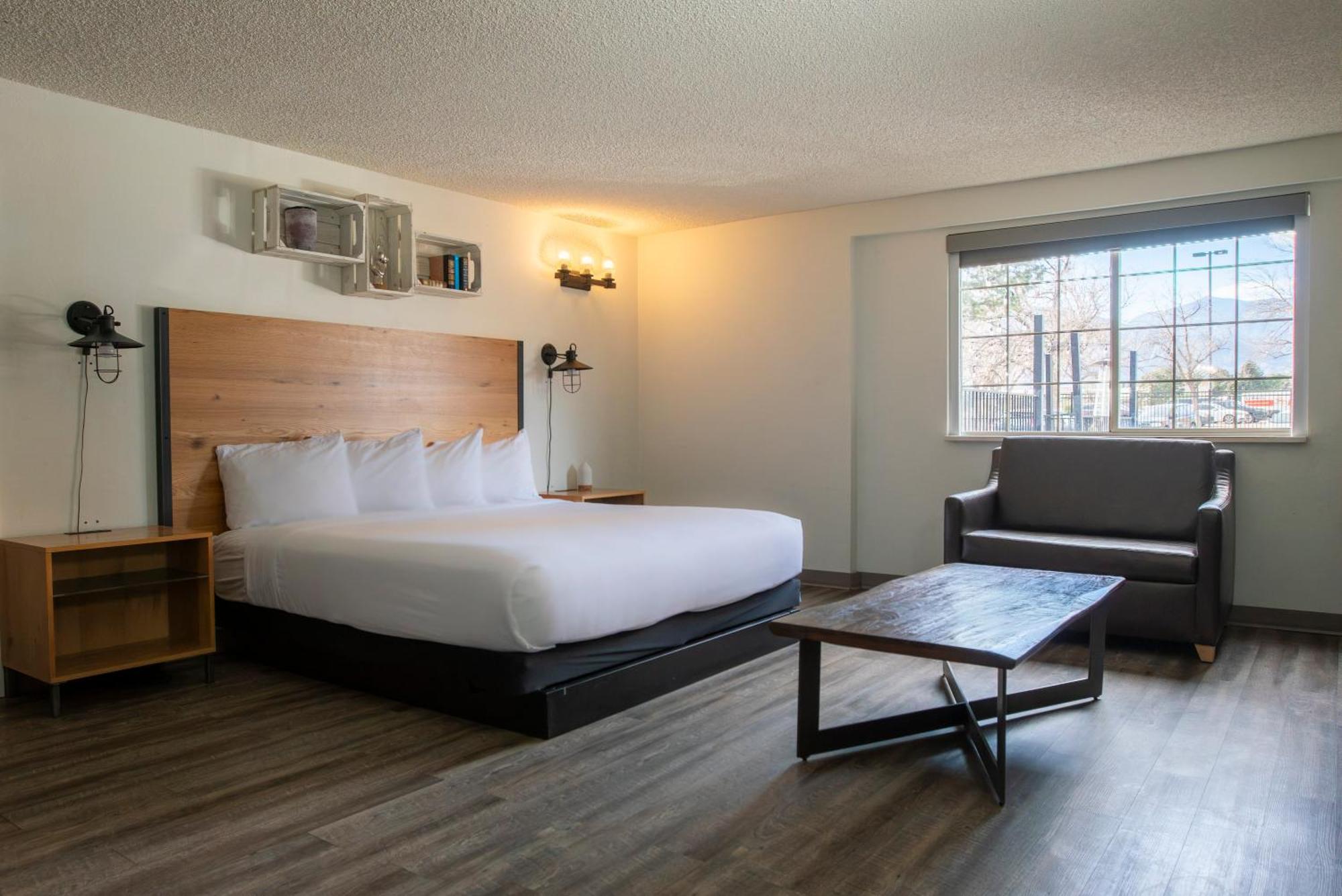 Deluxe King Room Interior Entry Non-Smoking
