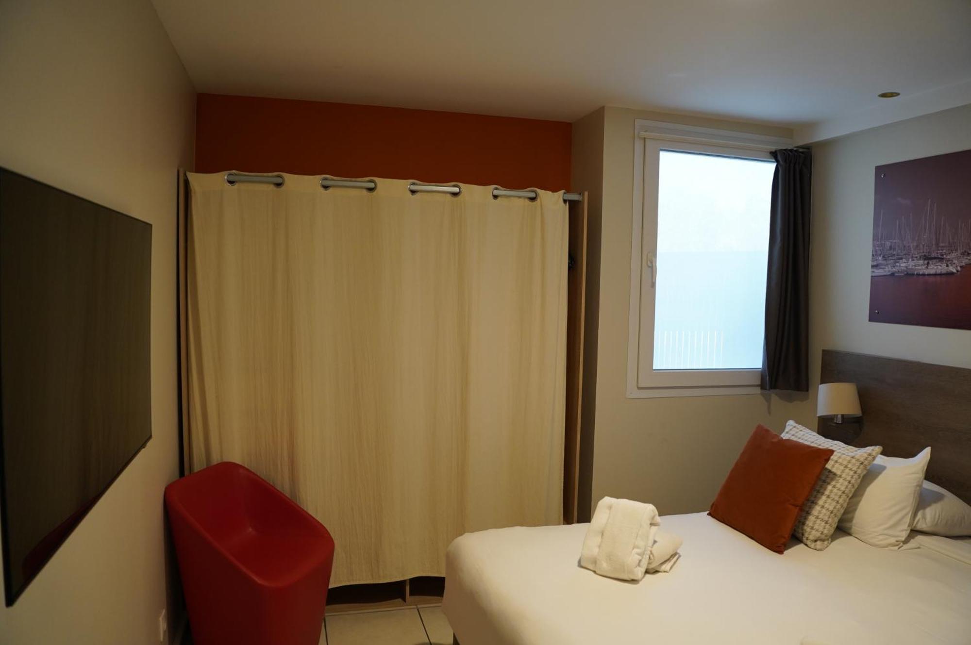 King Apartment Two Sofa Beds Kitchen Bath Tub Private Terrace Non-Smoking