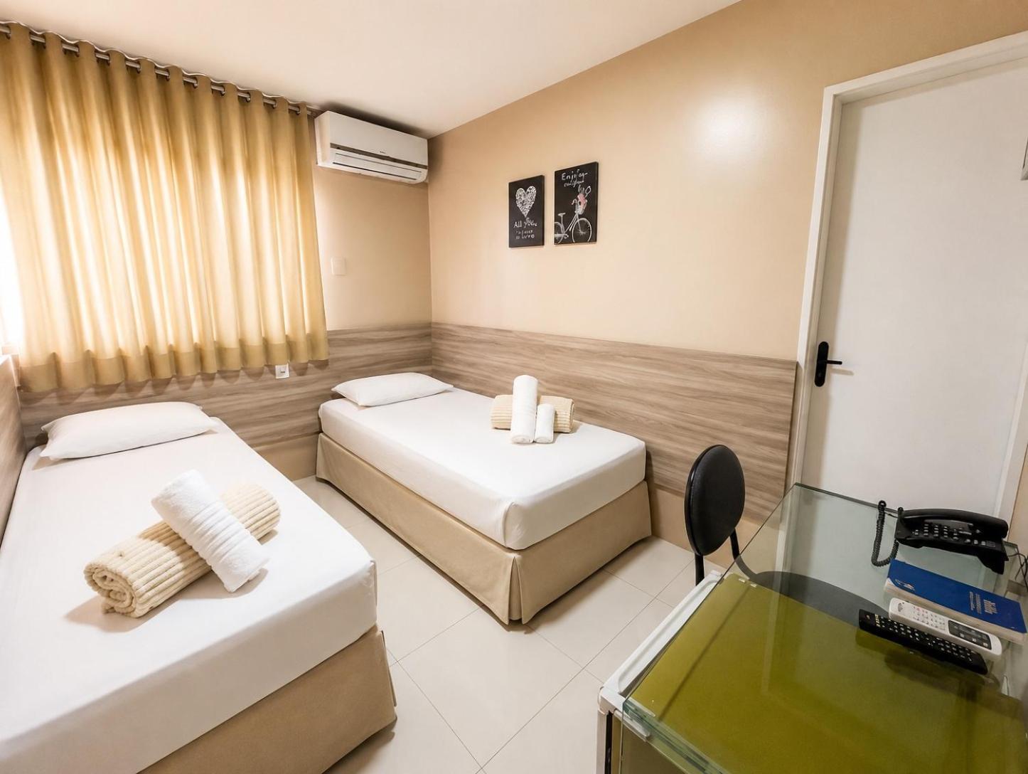 Quarto com 2 Camas de Solteiro