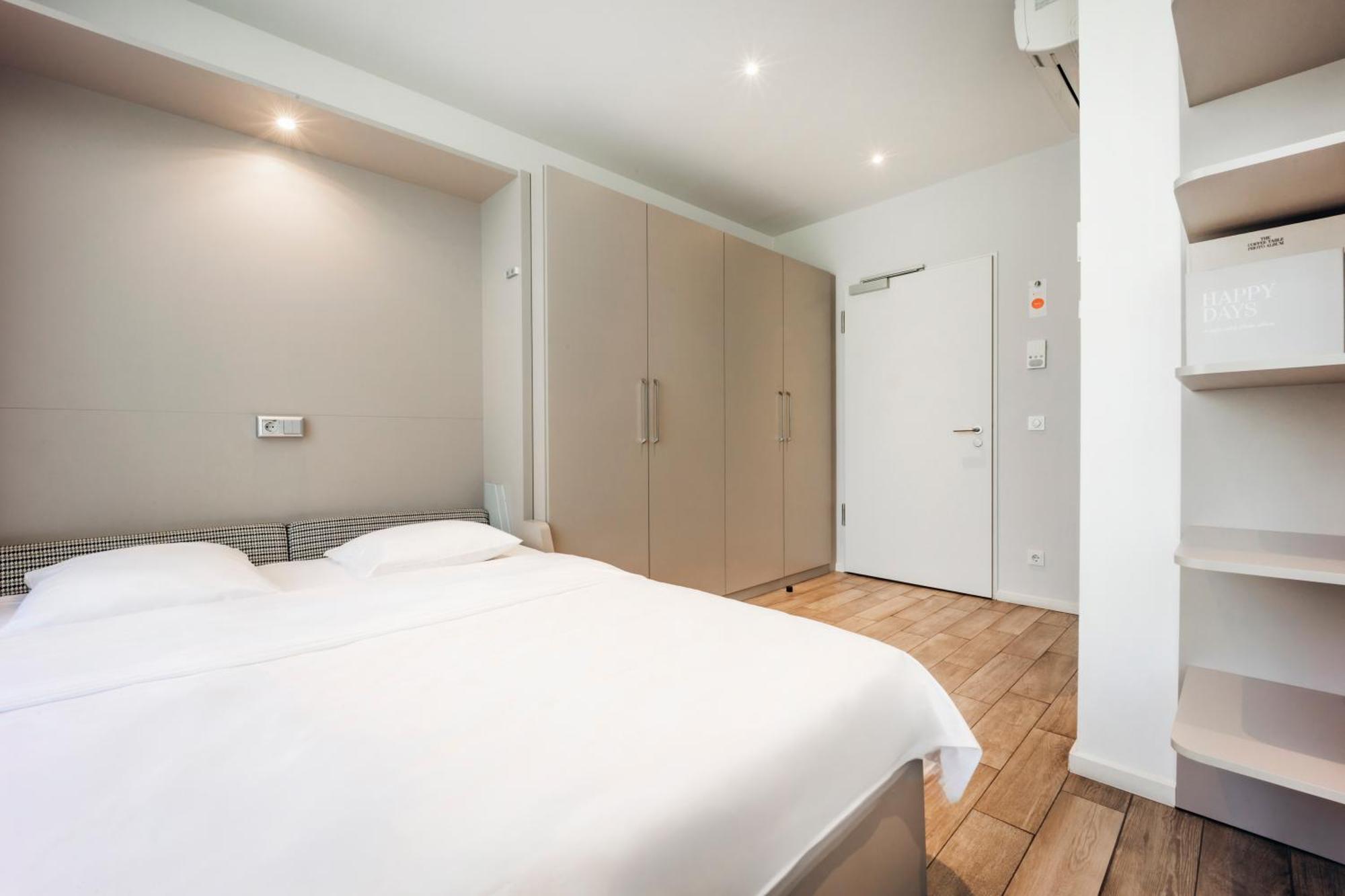 Apartment M King bed