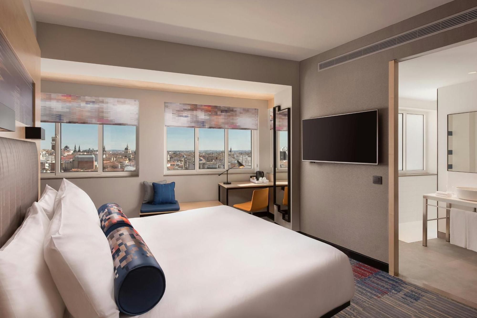 Aloft King Room City View