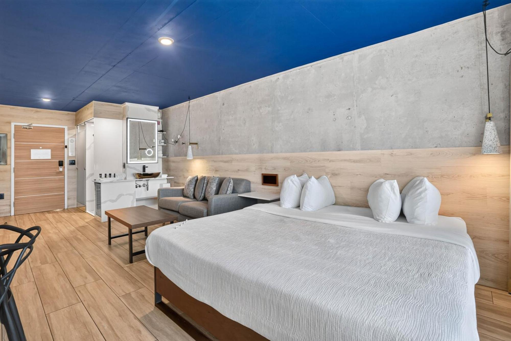 Deluxe Queen Room