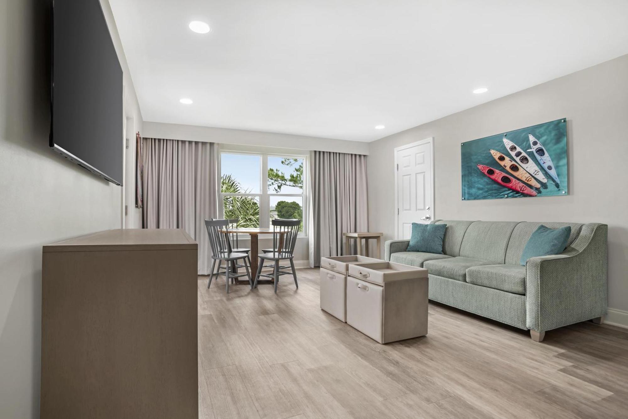 One-Bedroom Queen Suite Golf View