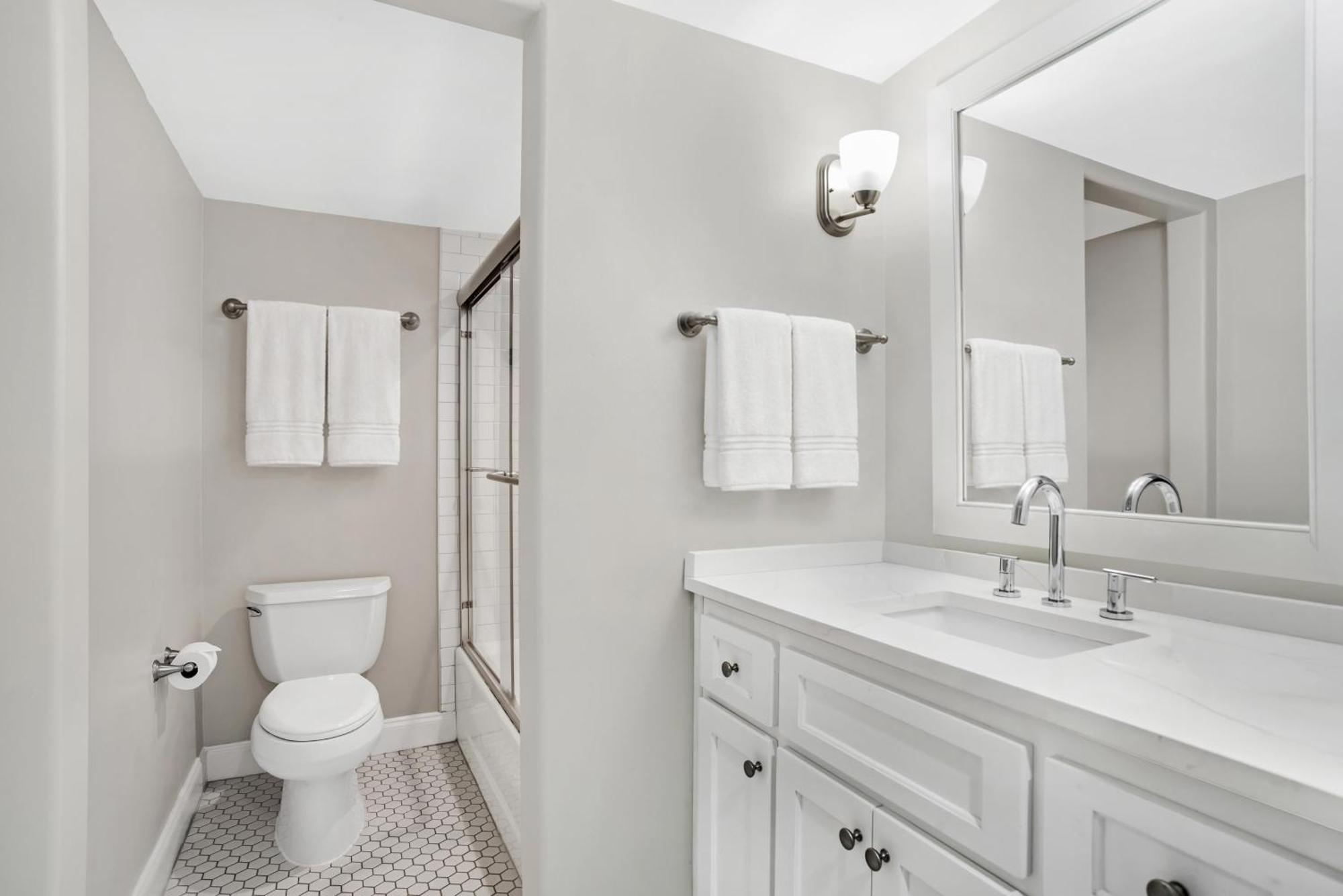 One-Bedroom Queen Suite Golf View