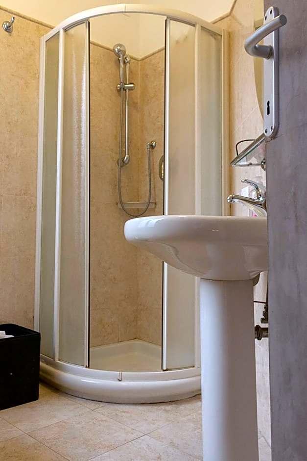 One-Bedroom Apartment Private External Bathroom