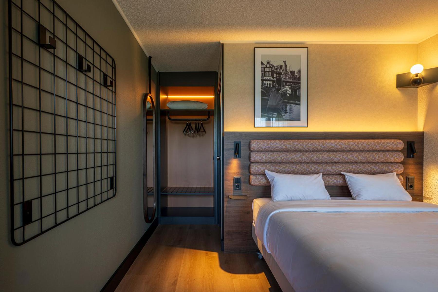 Standard Room 1 Queen Bed