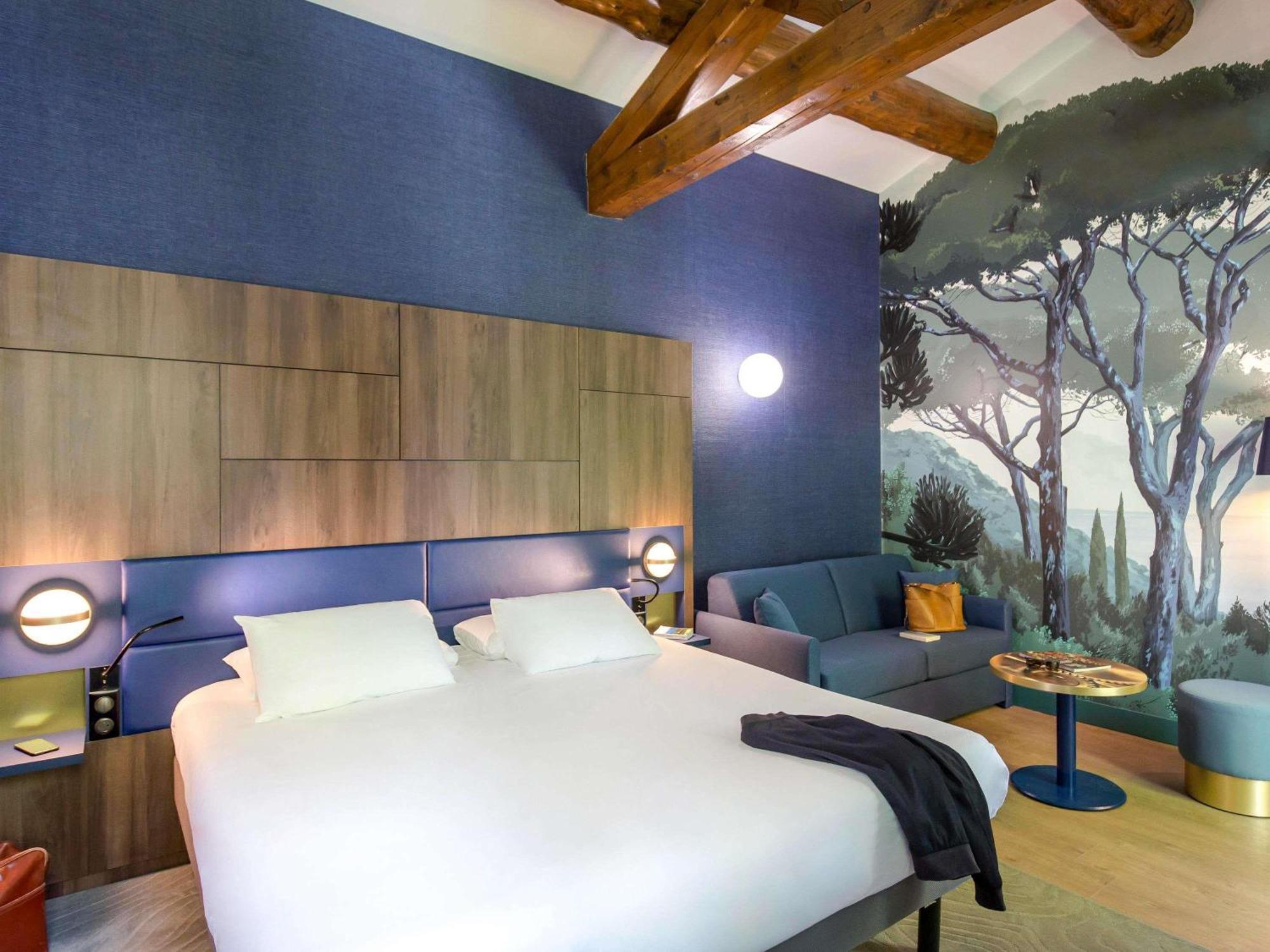 Junior suite 1 double bed 1 sofa bed Garden View