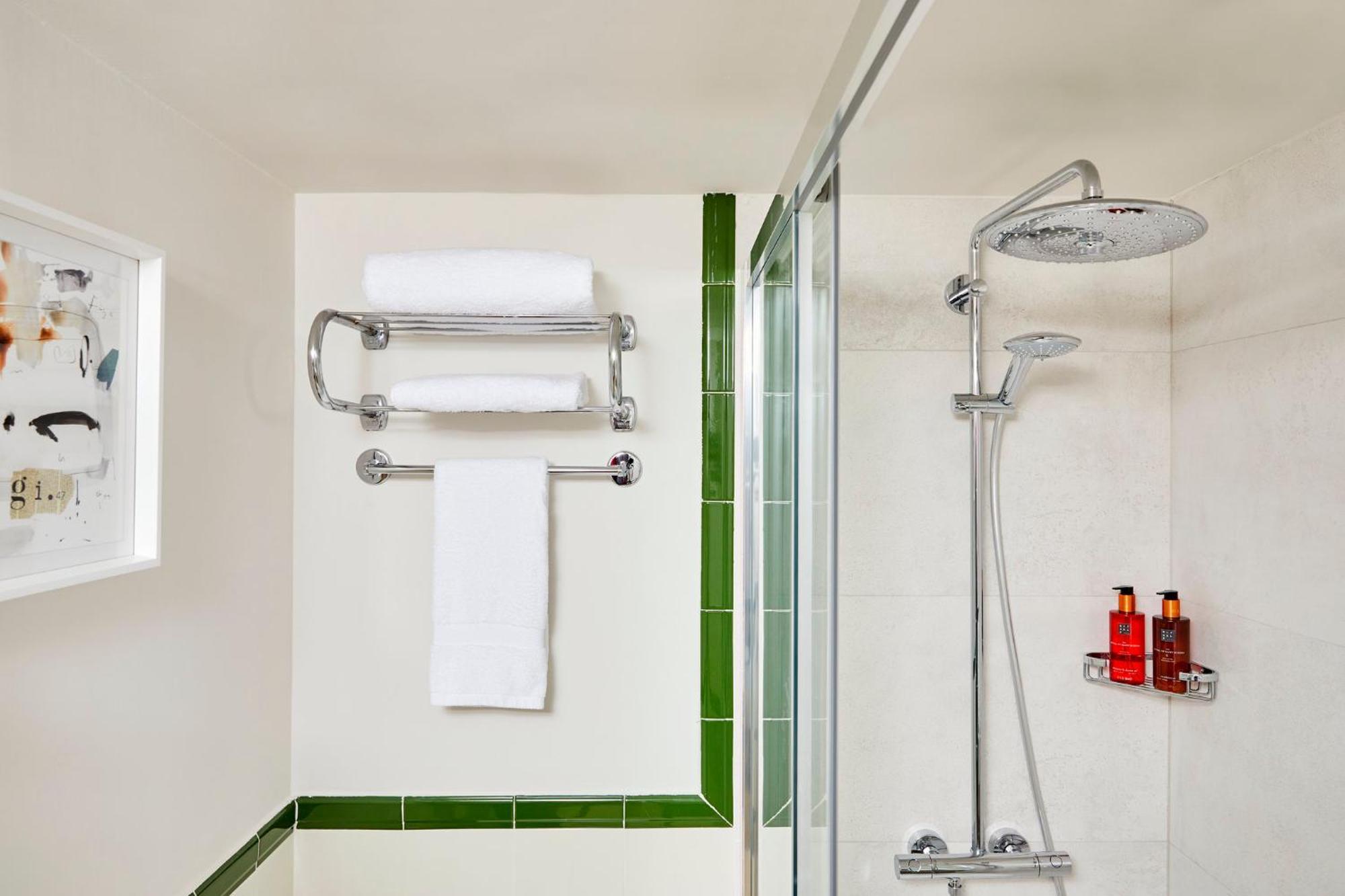King Room Mobility Access or Roll Shower Non-Smoking