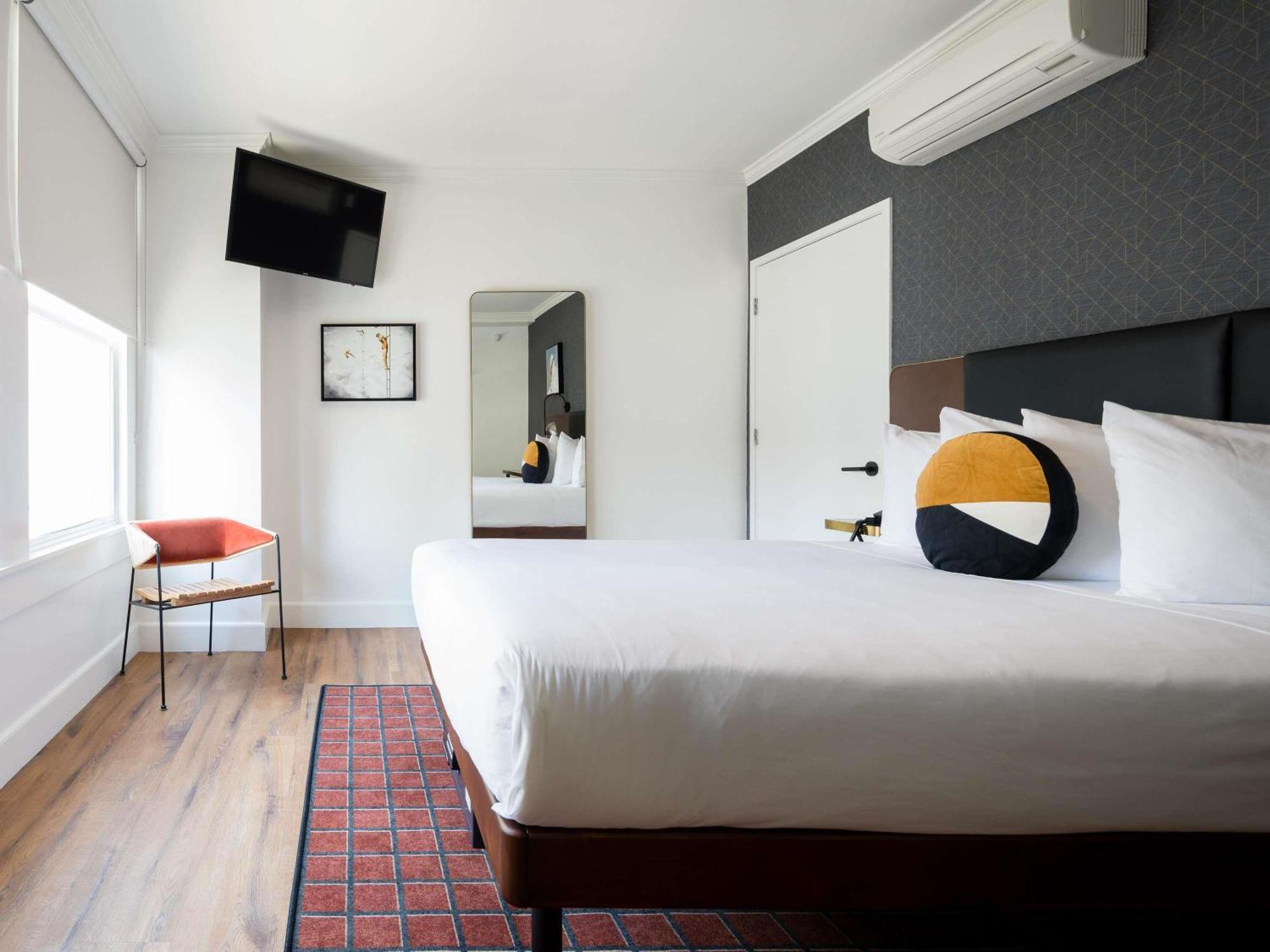 Deluxe Room a Queen Bed