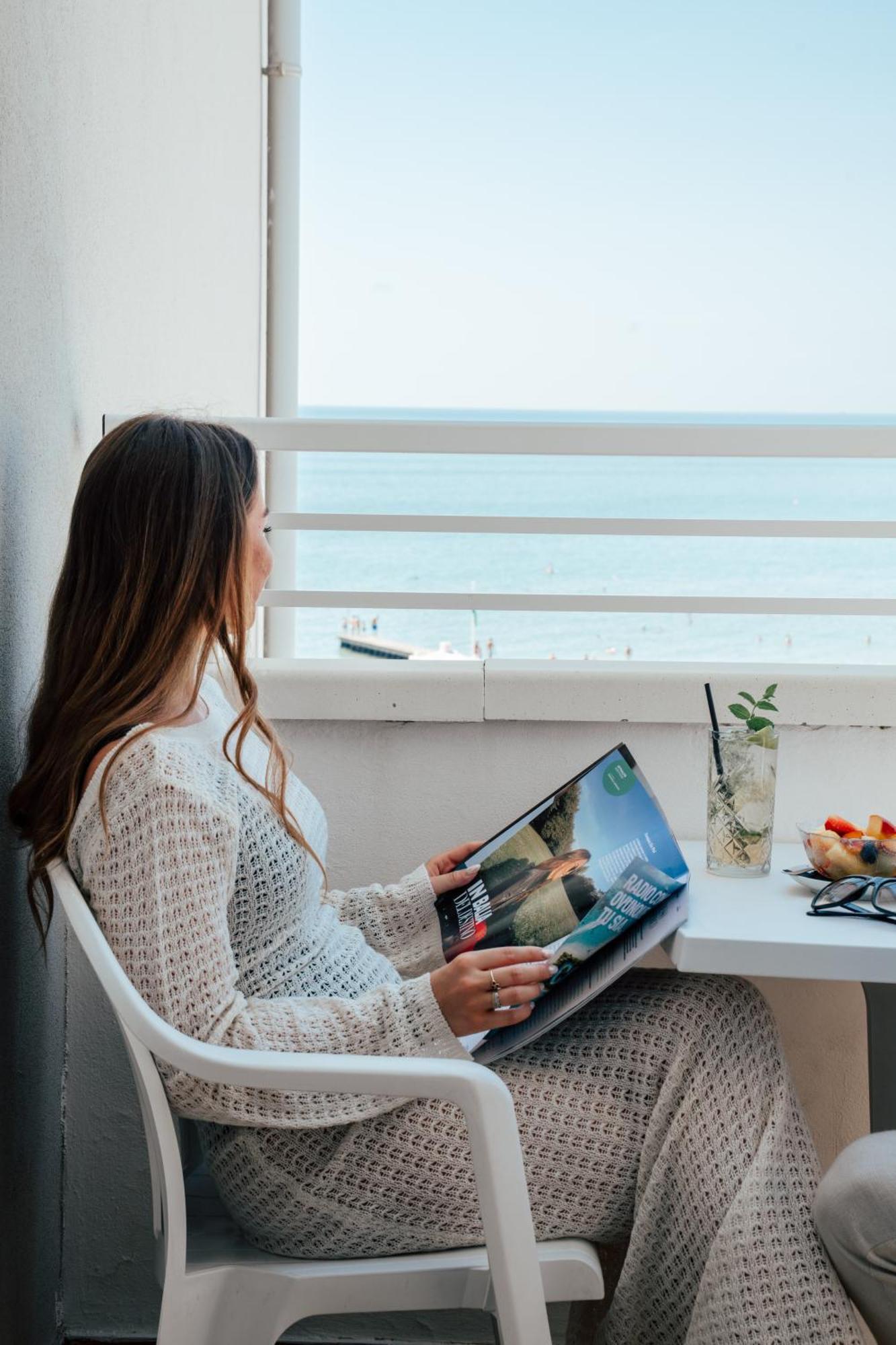 Standard Double or Twin Room Lateral Sea View