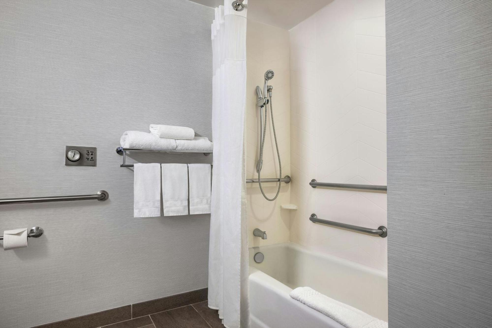 King Room with Bathtub and Sofa Bed - Mobility Access/Hearing Accessible