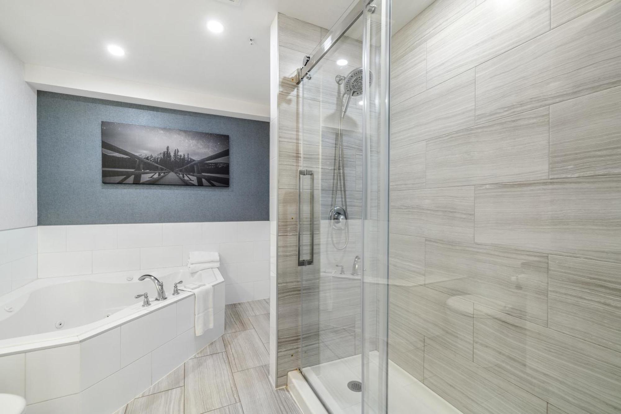 Superior King Suite Jetted Tub