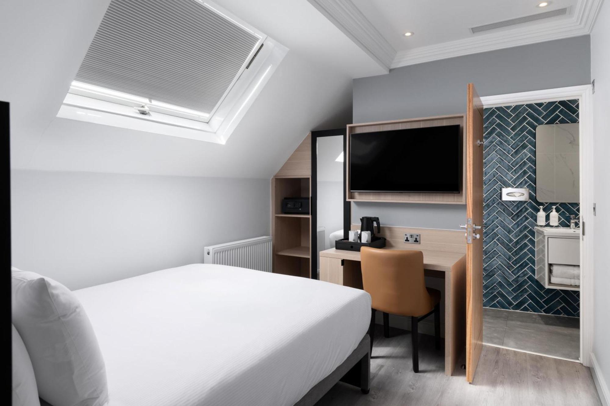 Kompaktes Zimmer mit Queensize-Bett