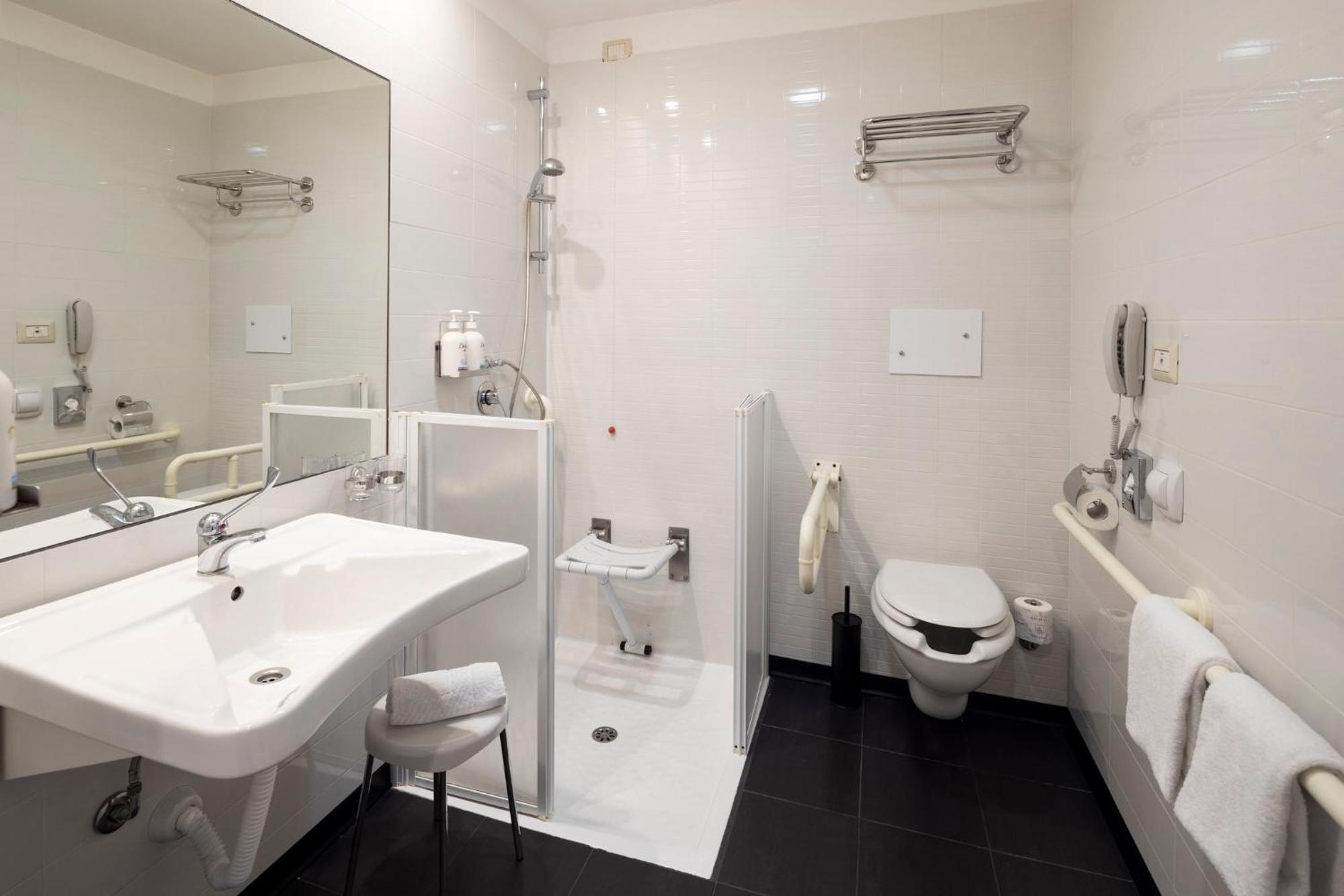 Standard Queen Room Accessible