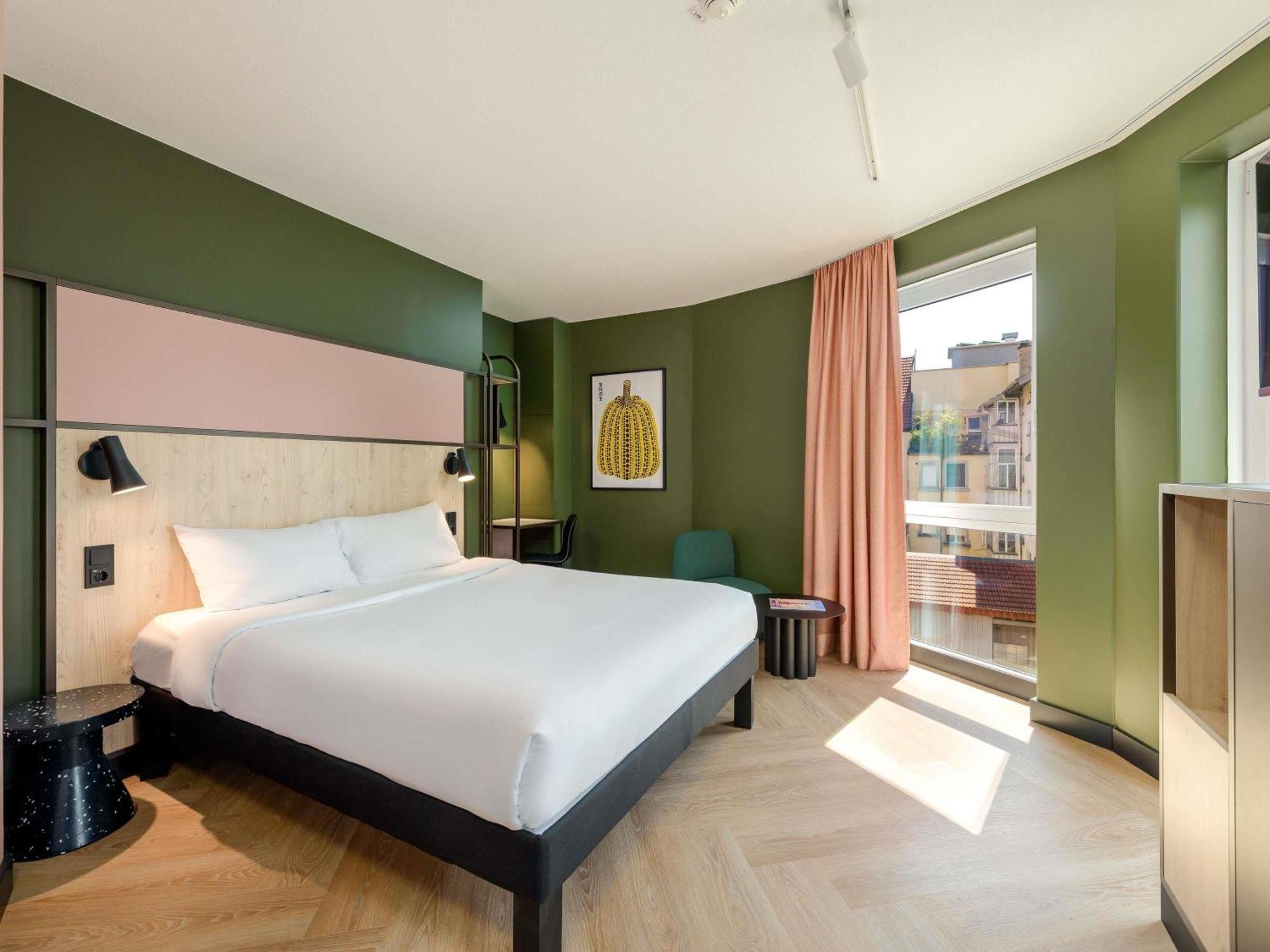 Standard Room 1 Queen Bed