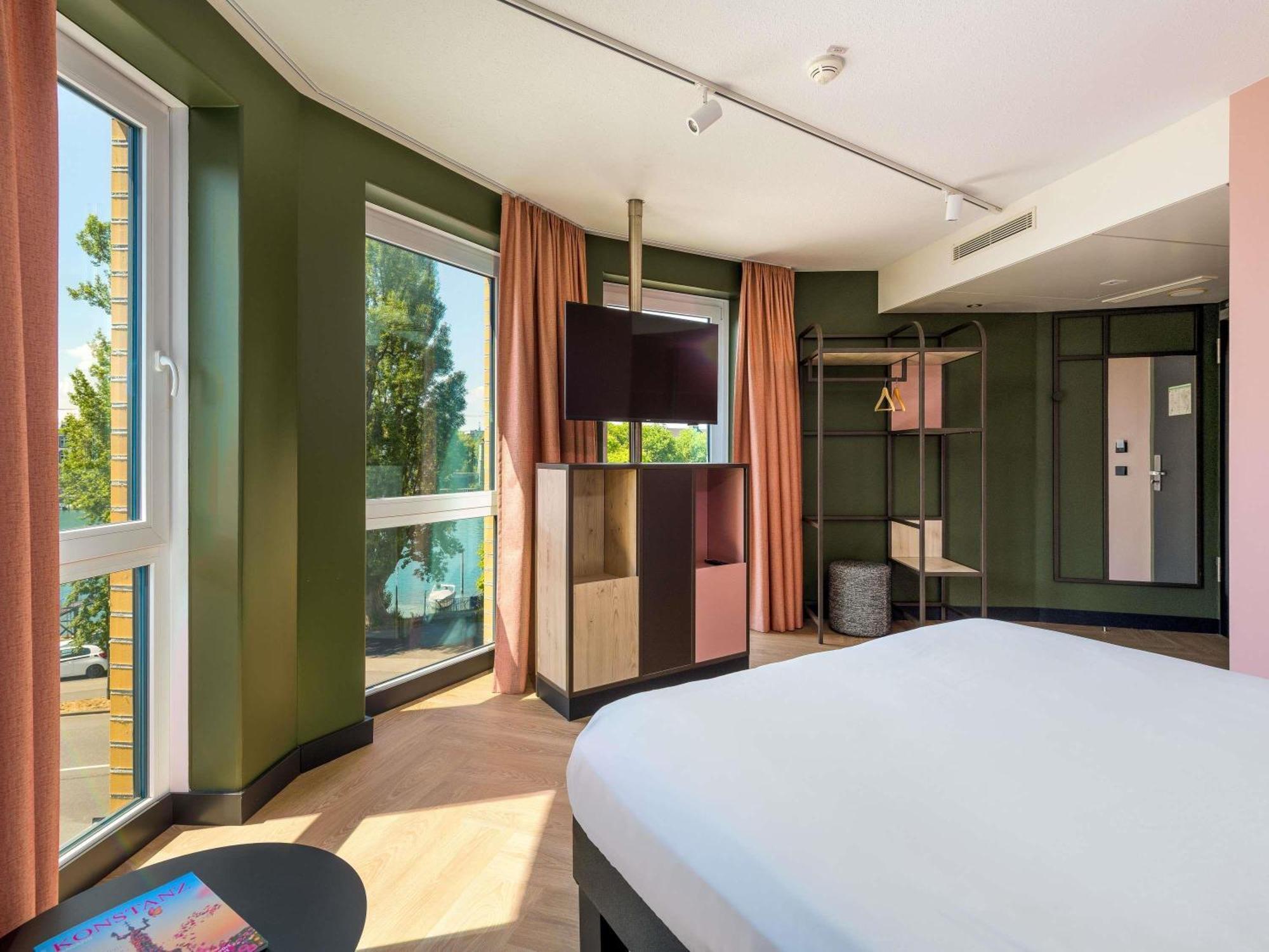 Standard Room 1 Queen Bed