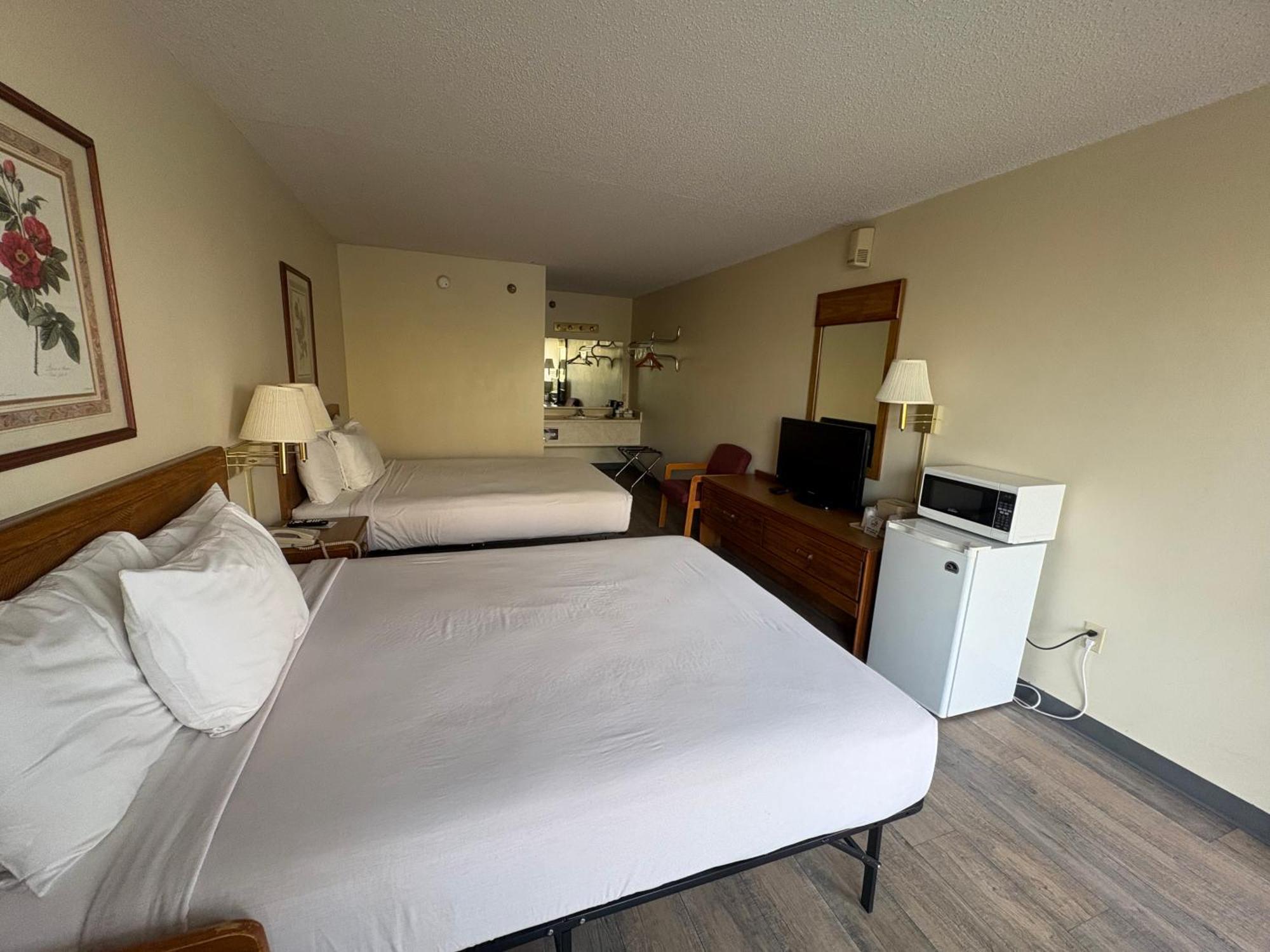 Queen Room Two Queen Beds Pet-friendly