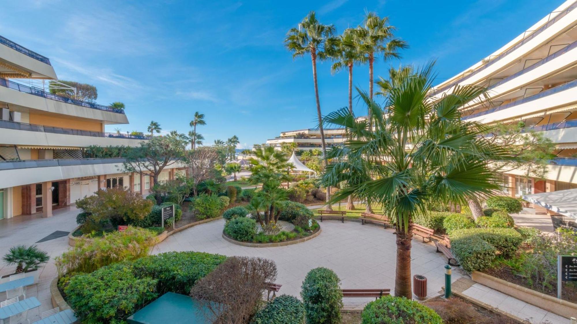 Premium Twin Room Balcony Garden View