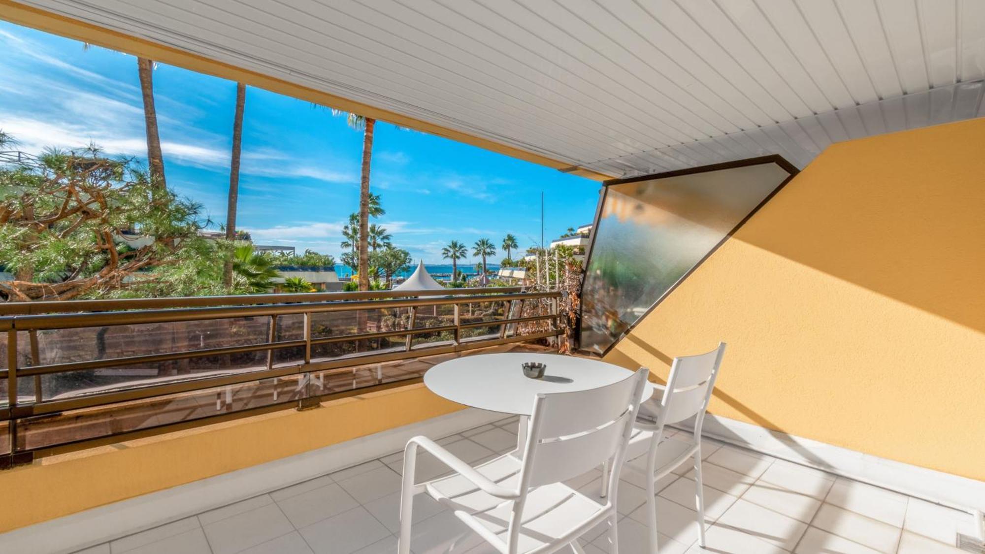 Premium Twin Room Balcony Garden View