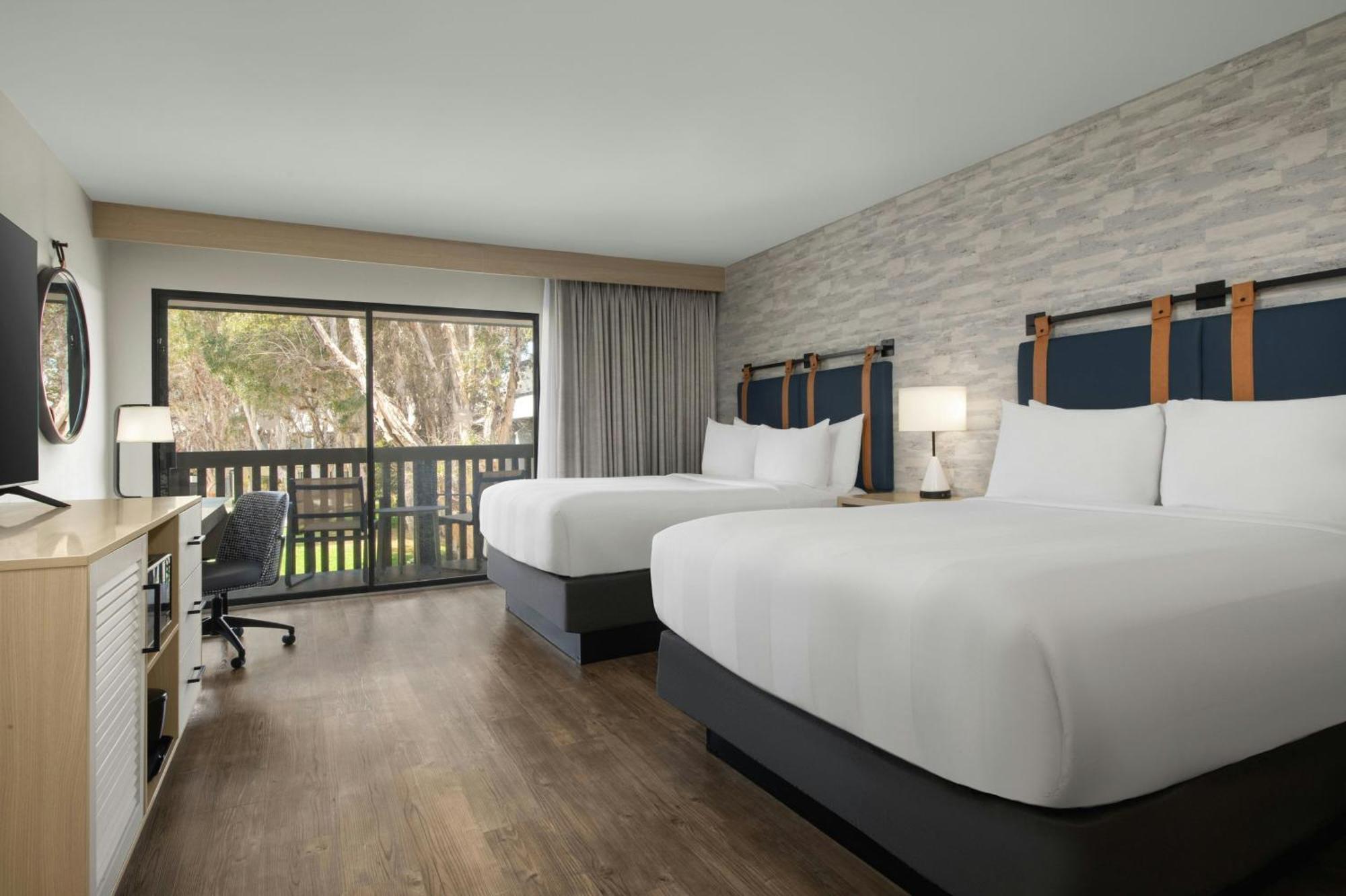 Queen Room Two Queen Beds Courtyard View