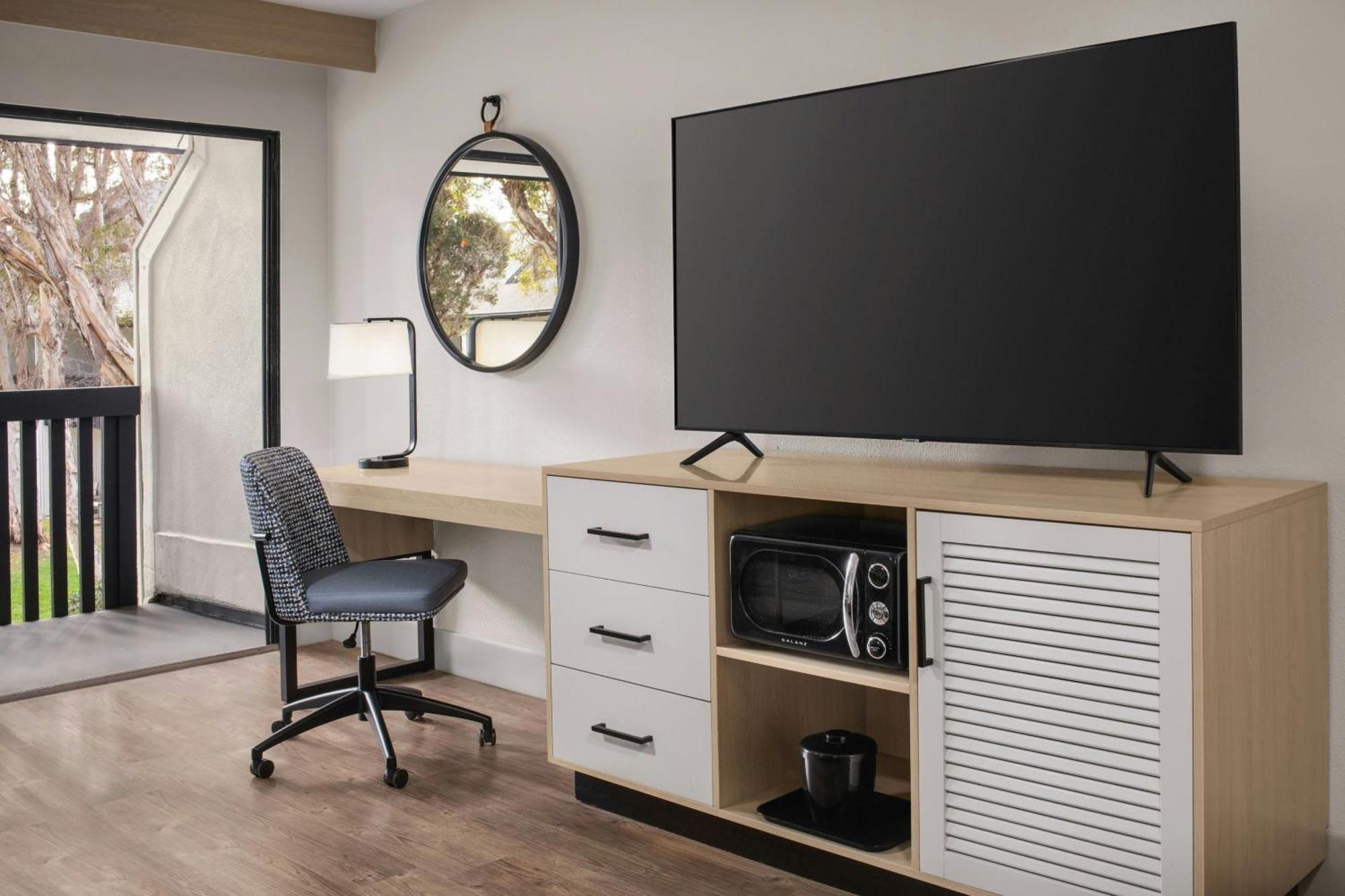 Queen Room Two Queen Beds Balcony Courtyard View